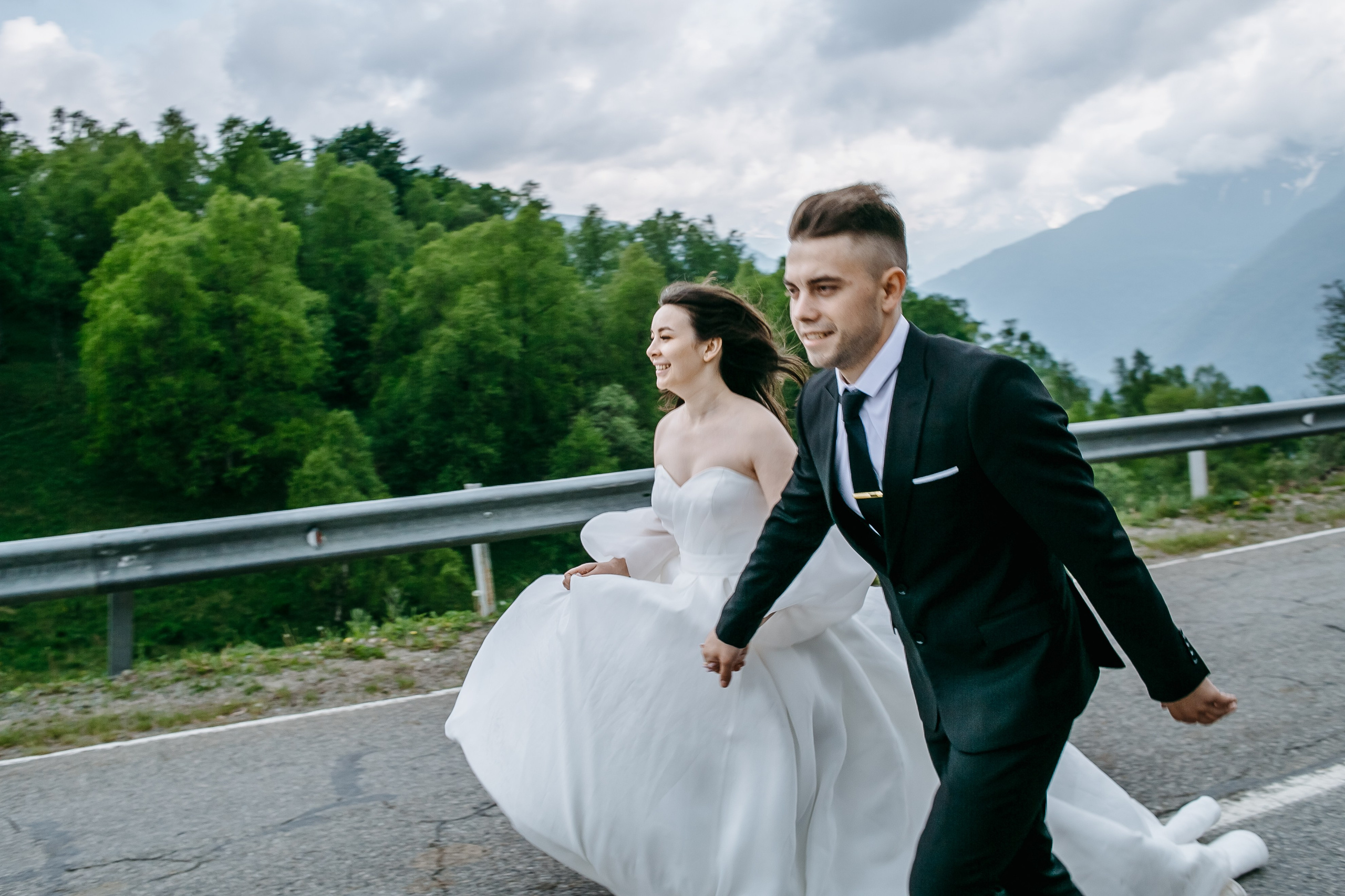 Ближайший план лица жениха во время обмена клятвами на фоне потрясающих горных пейзажей