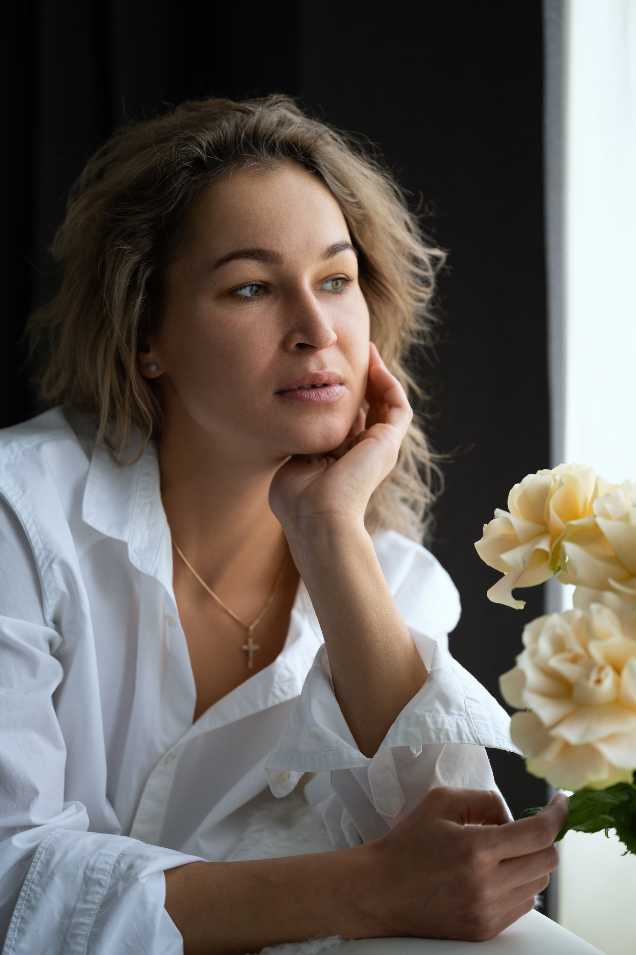 Студийная съёмка девушки в белой рубашке