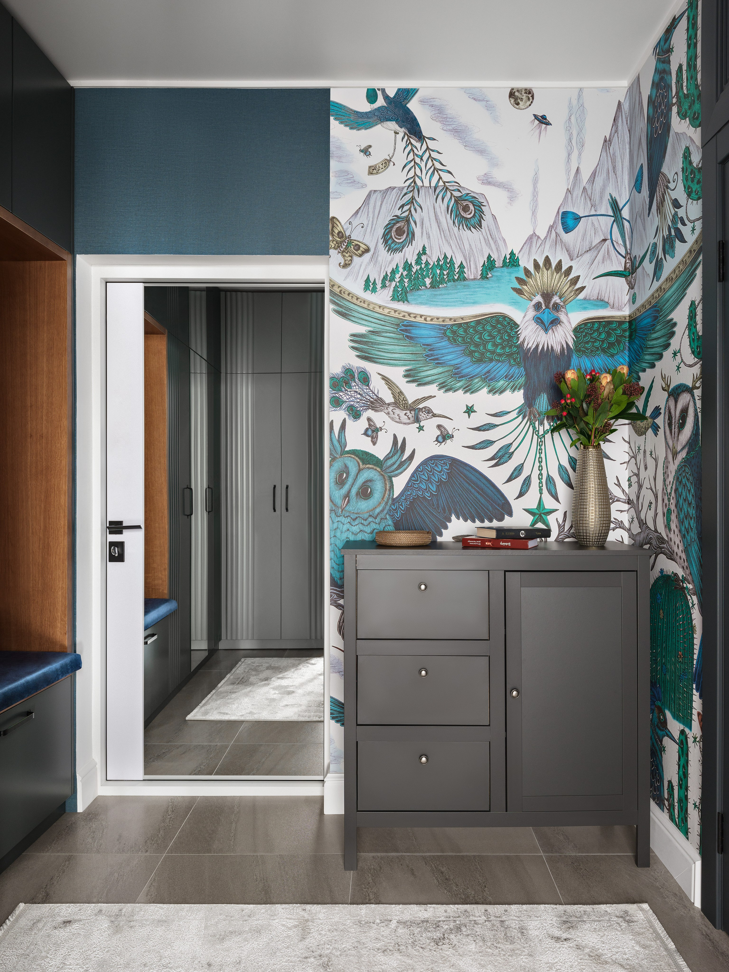 Уютный современный дизайн прихожей с практичным шкафом, зеркалом и стильным настенным панно, подчёркивающим гармонию интерьера, фото дизайнер Лилия Горожеева, фотограф Сергей Денисенко.