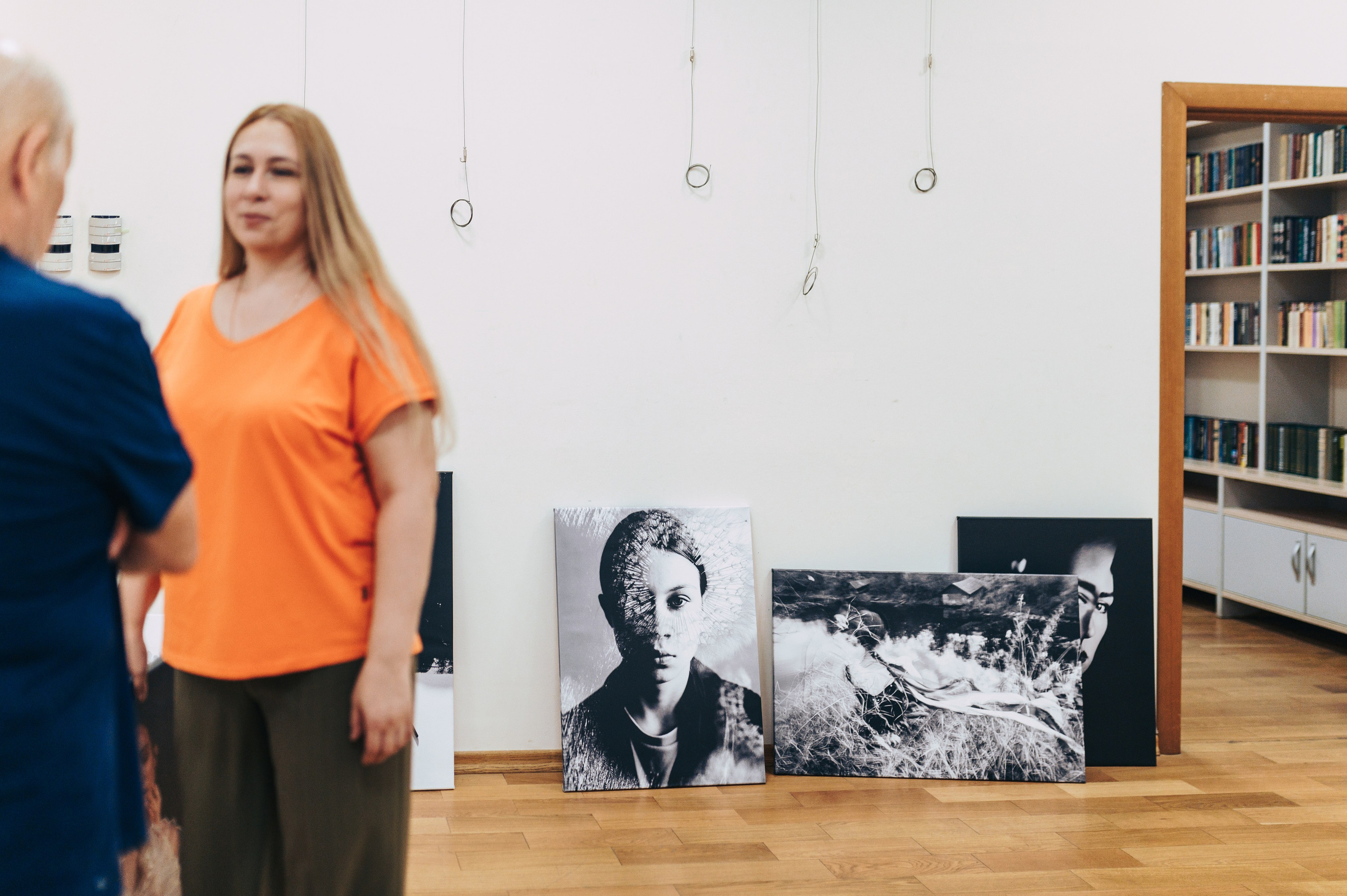Развеска выставки. Фотообъединение Самарского областного отделения Союза журналистов России