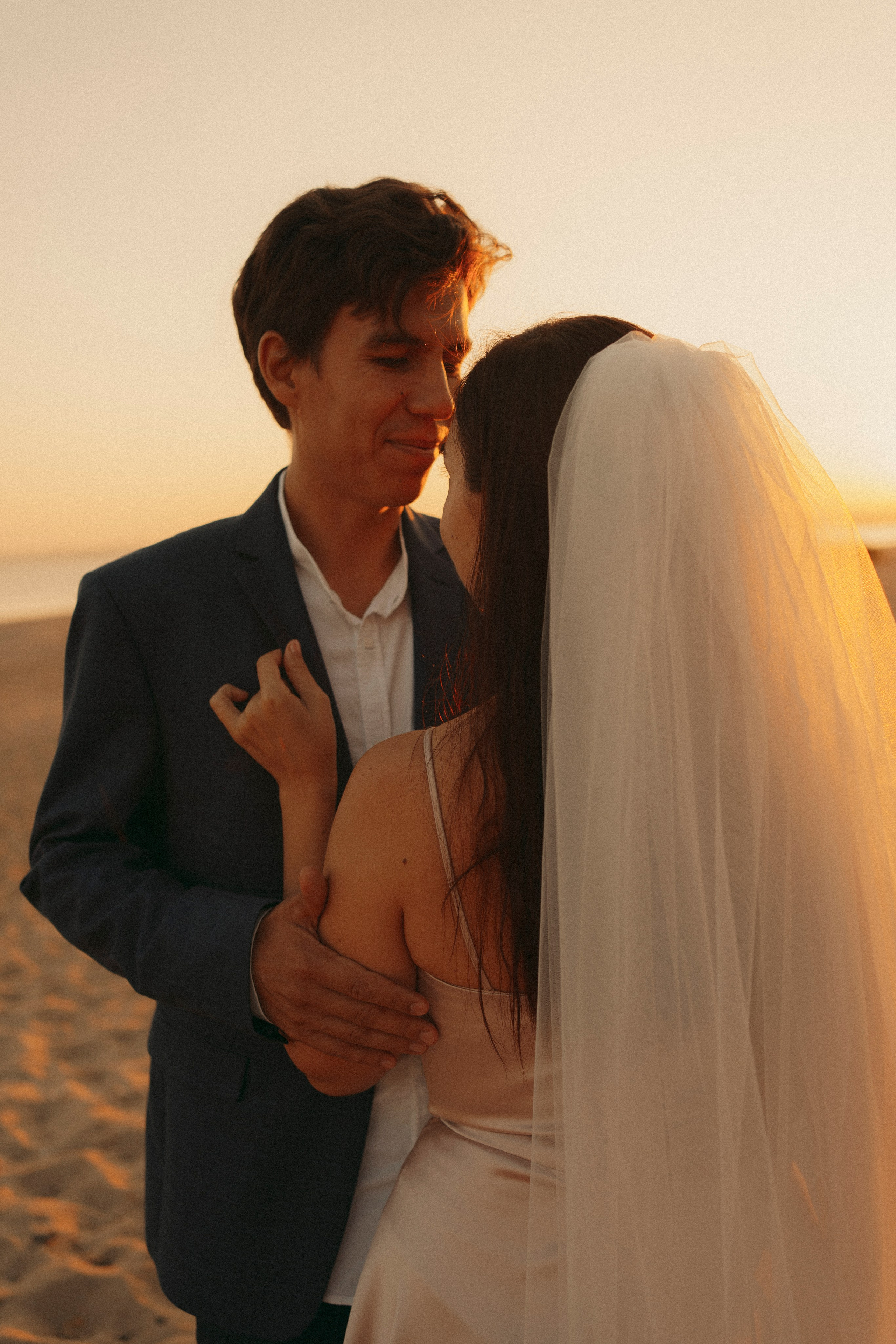 Love Story в свадебных нарядах на берегу реки. Портретный фотограф в Казани, Красной Поляне и Сочи Анна Кузнецова