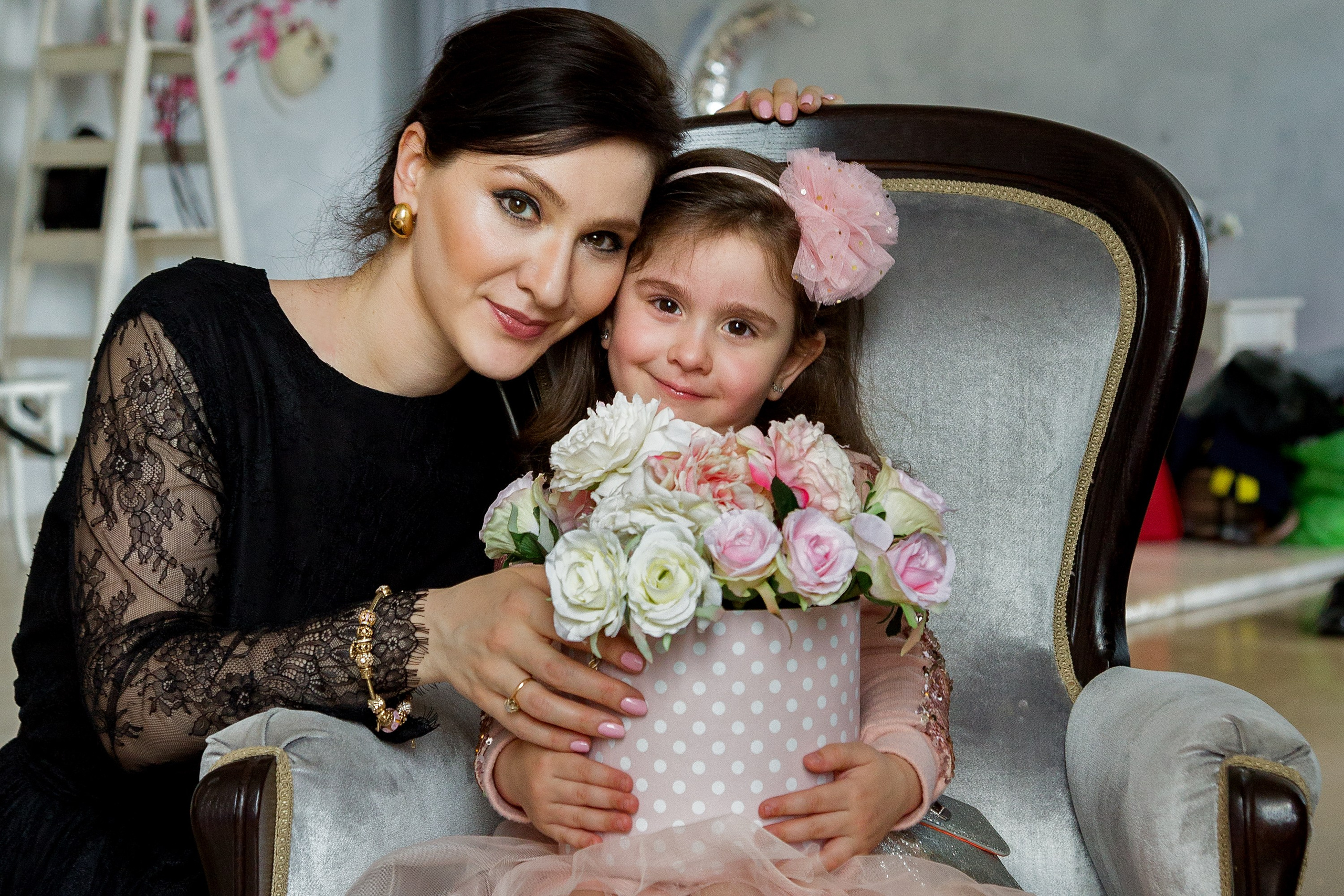 мама с дочкой с цветами барокко