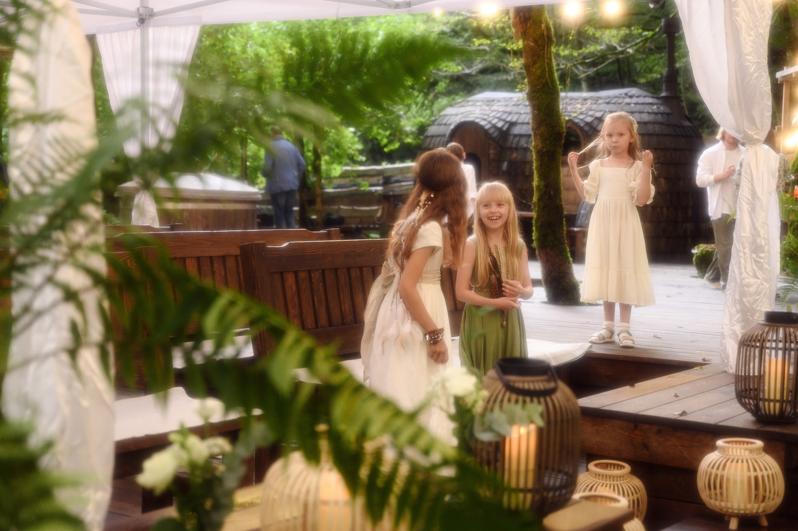 Дети бегают и веселятся на свадьбе в лесу городе Сочи