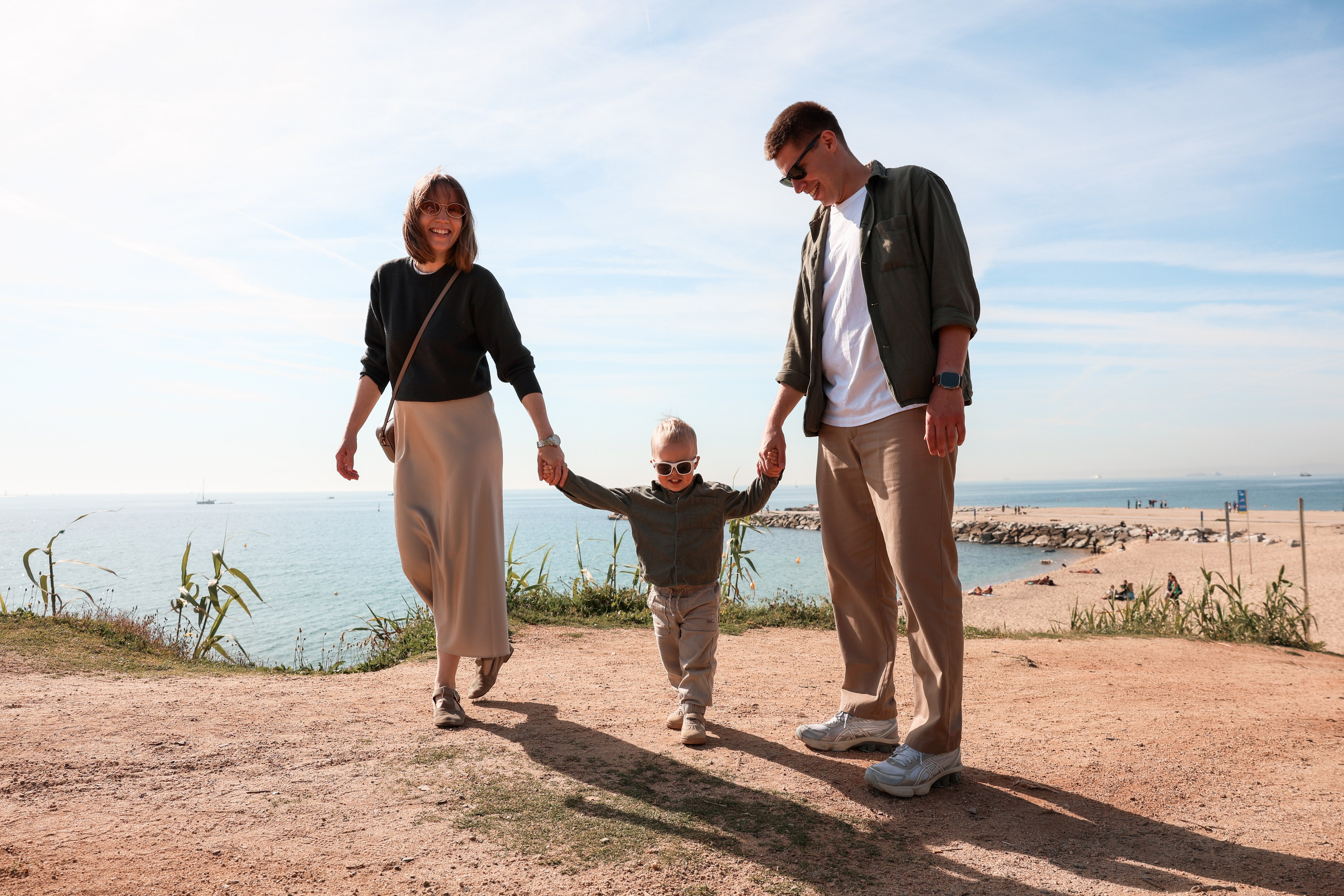 Seashore with a toddler. Natalia Zhuravleva|family, newborn, maternity photographer in Barcelona