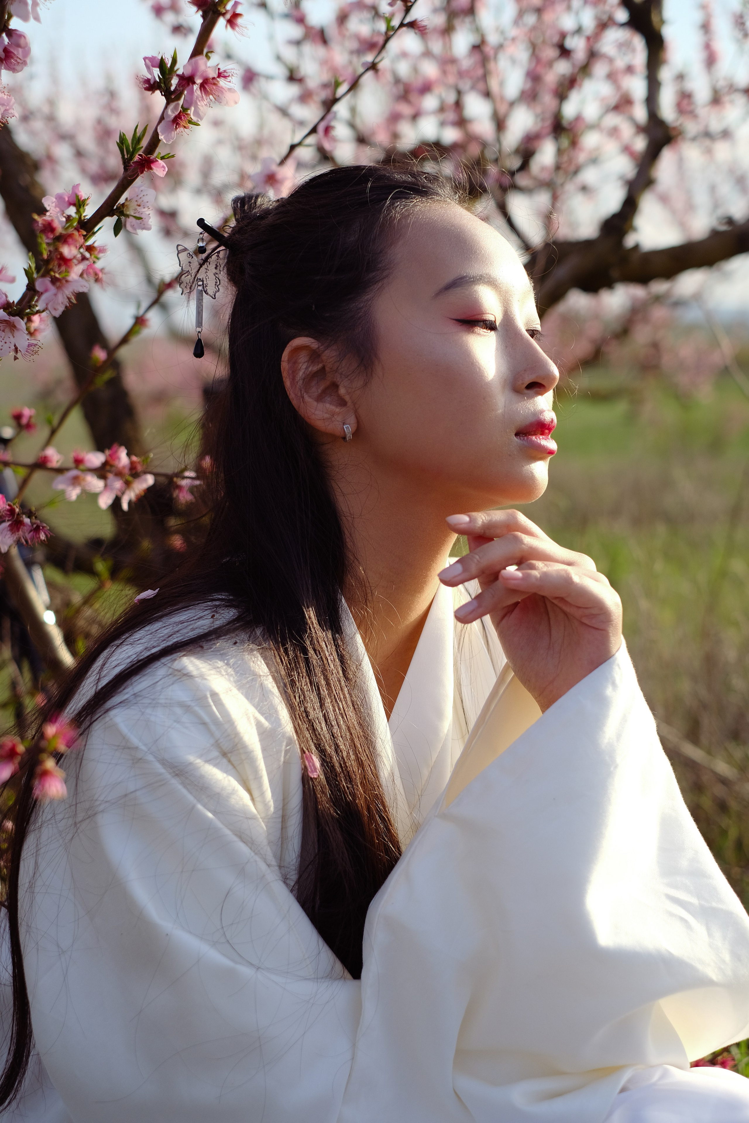 Фото в цветущих персиковых садах. Профессиональная фотосъемка в Крыму. Натуральные эмоции и живые кадры. Забронируйте дату прямо сейчас!