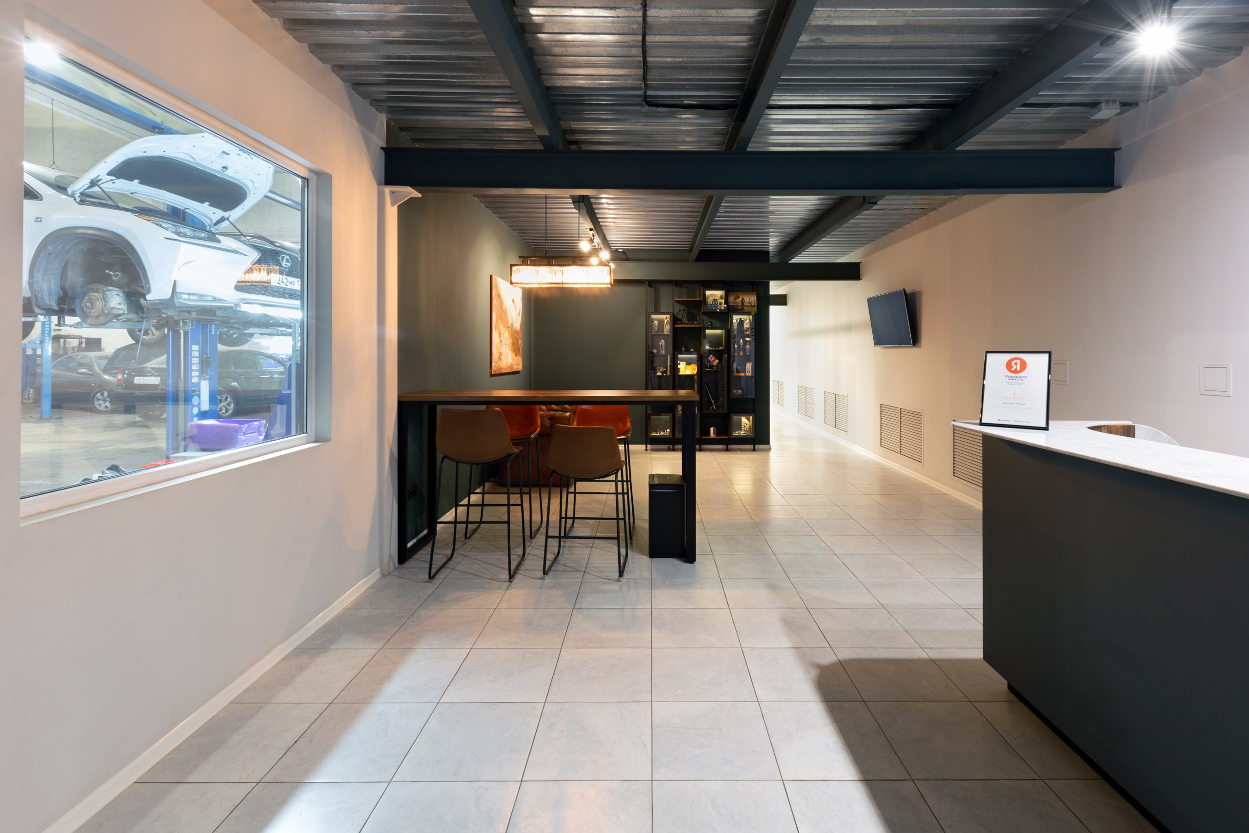 Клиентская зона автосервиса. Зона ожидания, холл, фойе в ремонтной мастерской. Авторемонт в Воронеже.