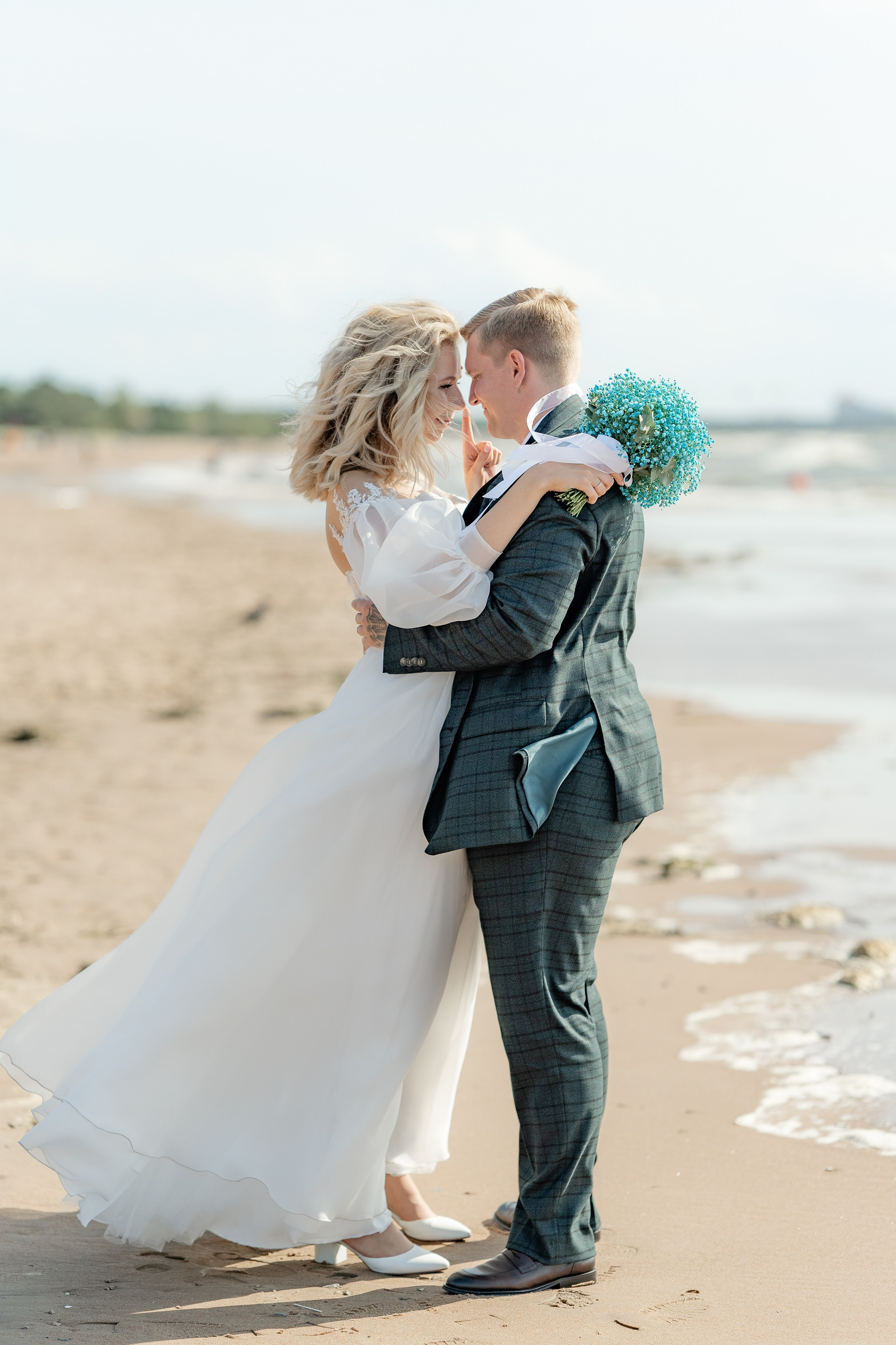 жених и невеста целуются на берегу финского залива курортном районе в сестрорецке