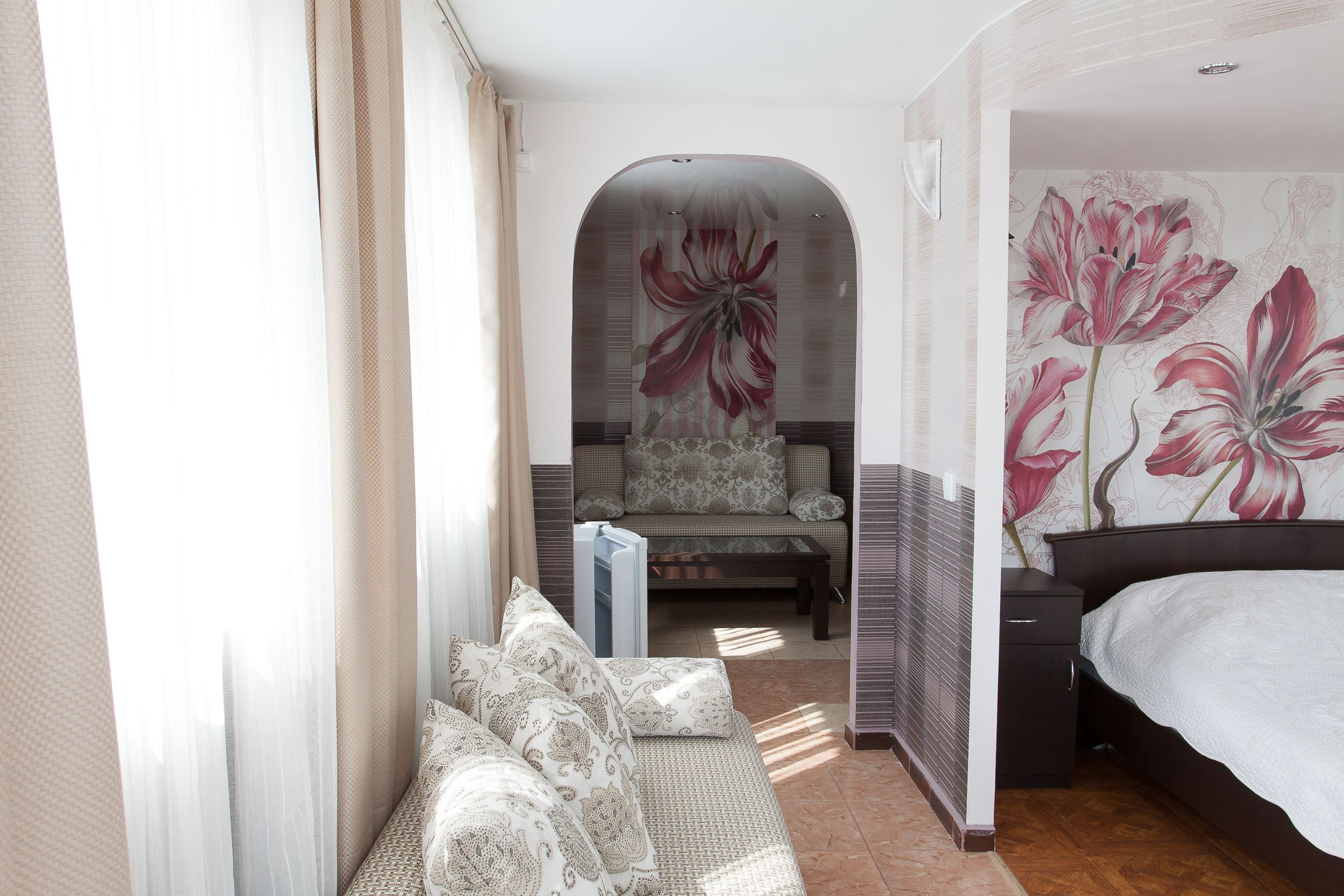 Уютный номер гостевого дома Горница, интерьер с панорамным окном и шторой.