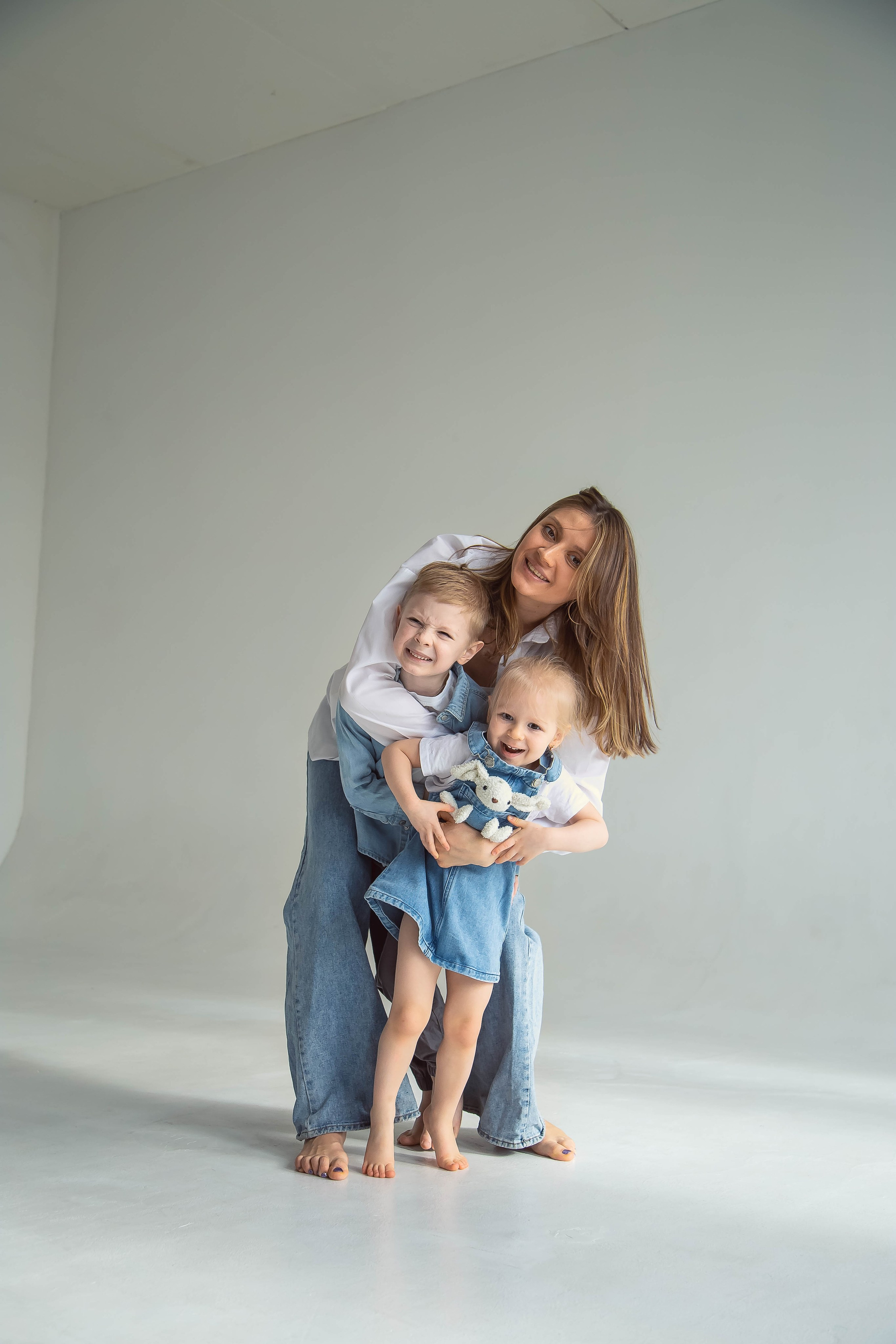 Семейная фотосессия в студии в Москве. Семейный фотограф в Москве Влада Лунина