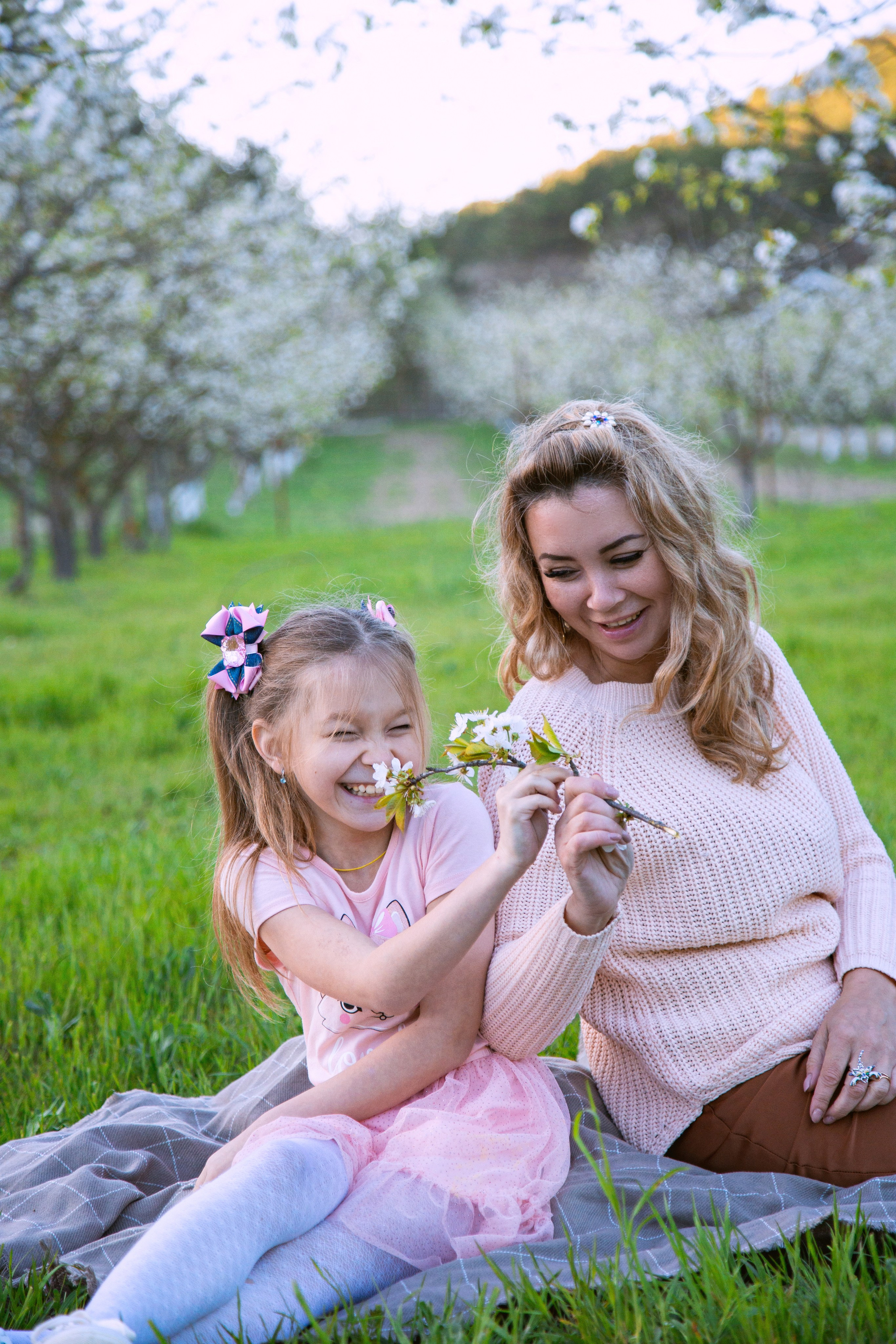 семейная фотосессия в вишневом саду, цветущие сады, весна, вишня, мама и дочь обнимаются