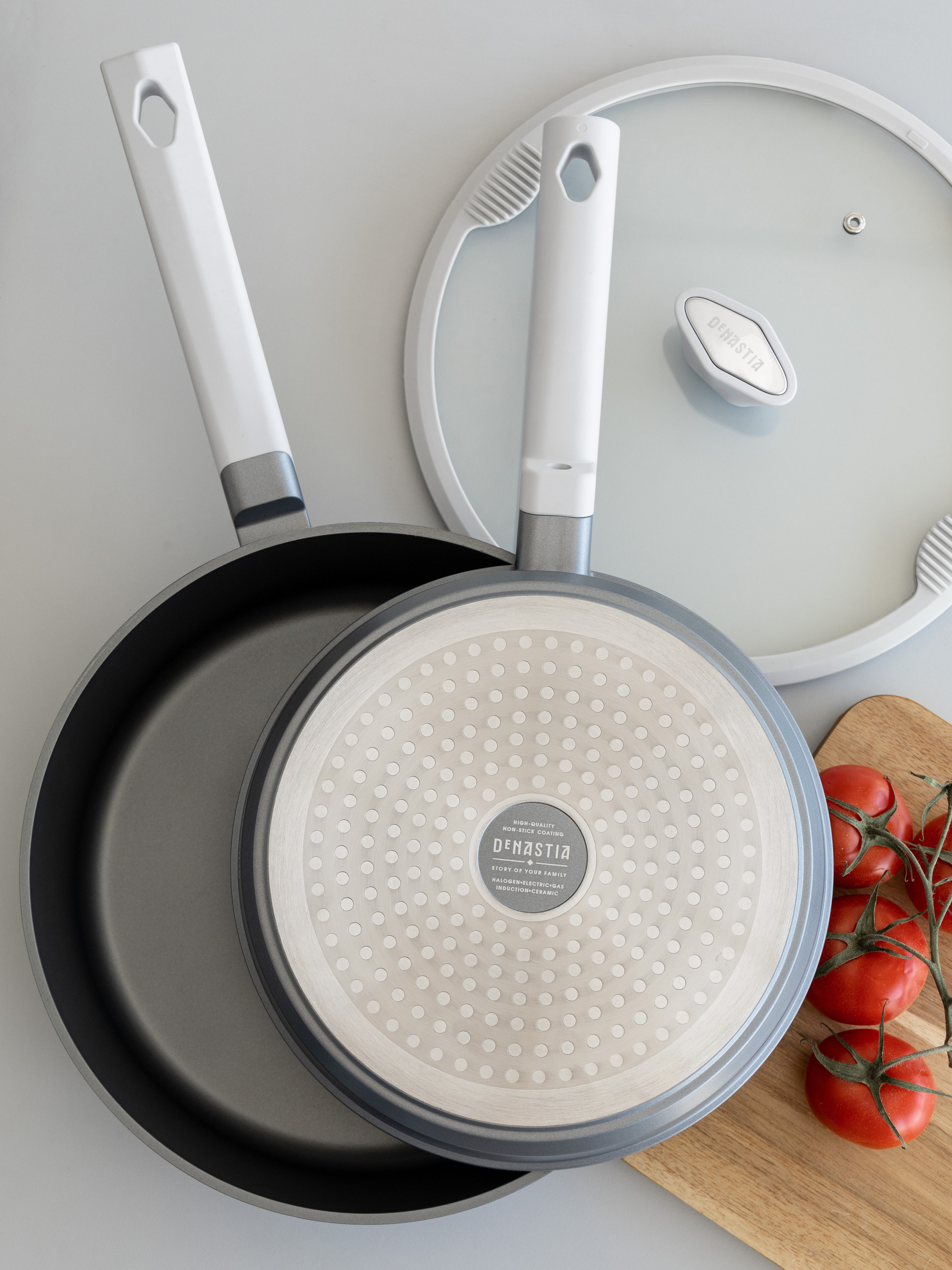 Композиция из двух сковородок с демонстрацией дна | Съемка для Wildberries