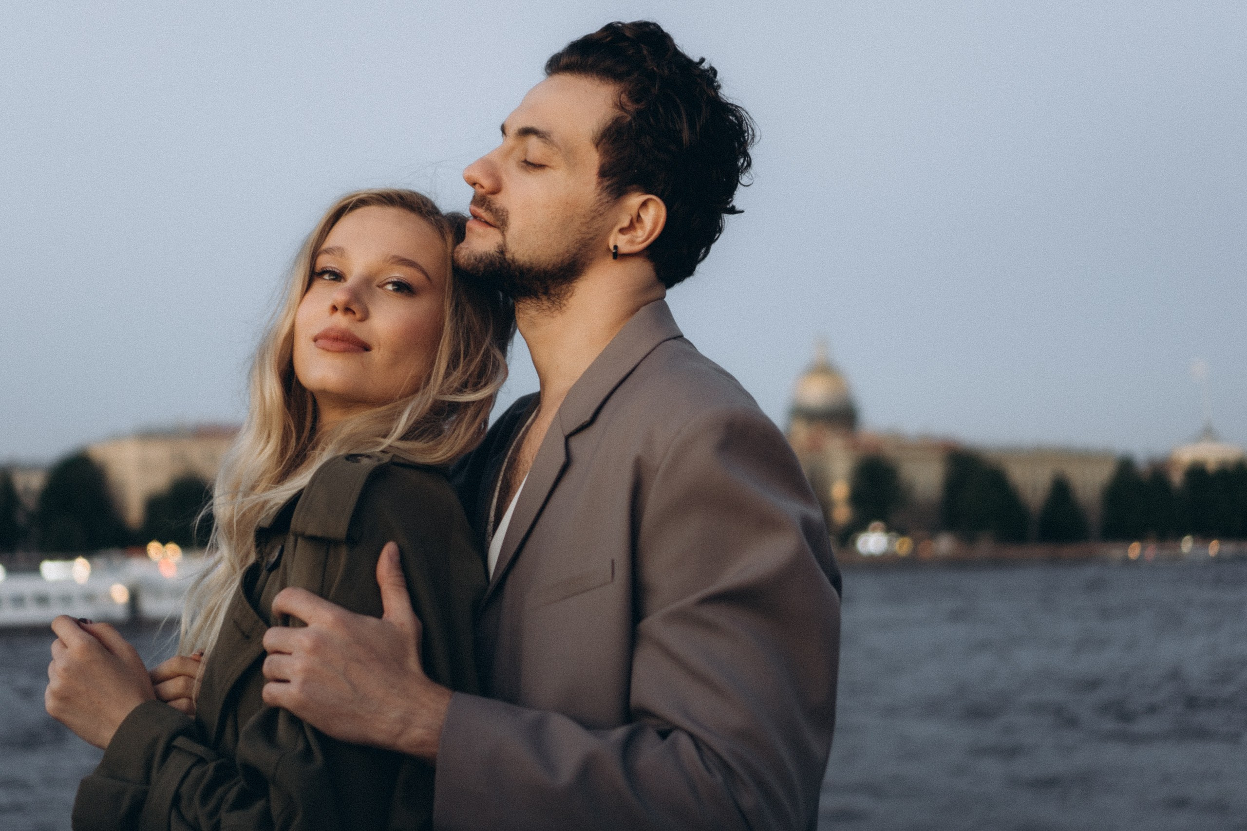 СВАДЕБНАЯ СЬЕМКА ПАРЫ НА РАССВЕТЕ В БЕЛЫЕ НОЧИ И ПРОГУЛКА С РАЗВОДНЫМИ МОСТАМИ И ПИКНИК ВОЗЛЕ ИСАКИЕВСКОГО СОБОРА. Профессиональный фотограф, Санкт-Петербург — Виктория Богомолова