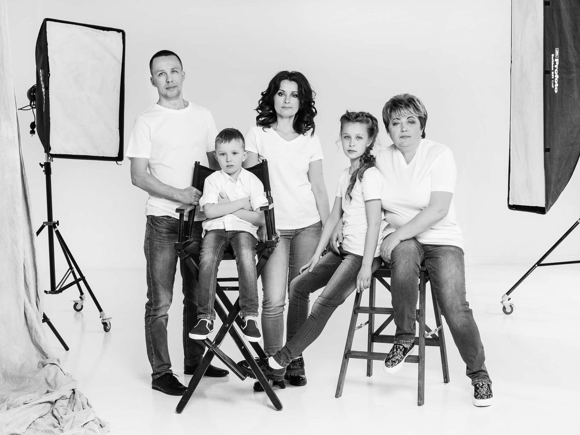 Фотосессия большой семьи в студии
