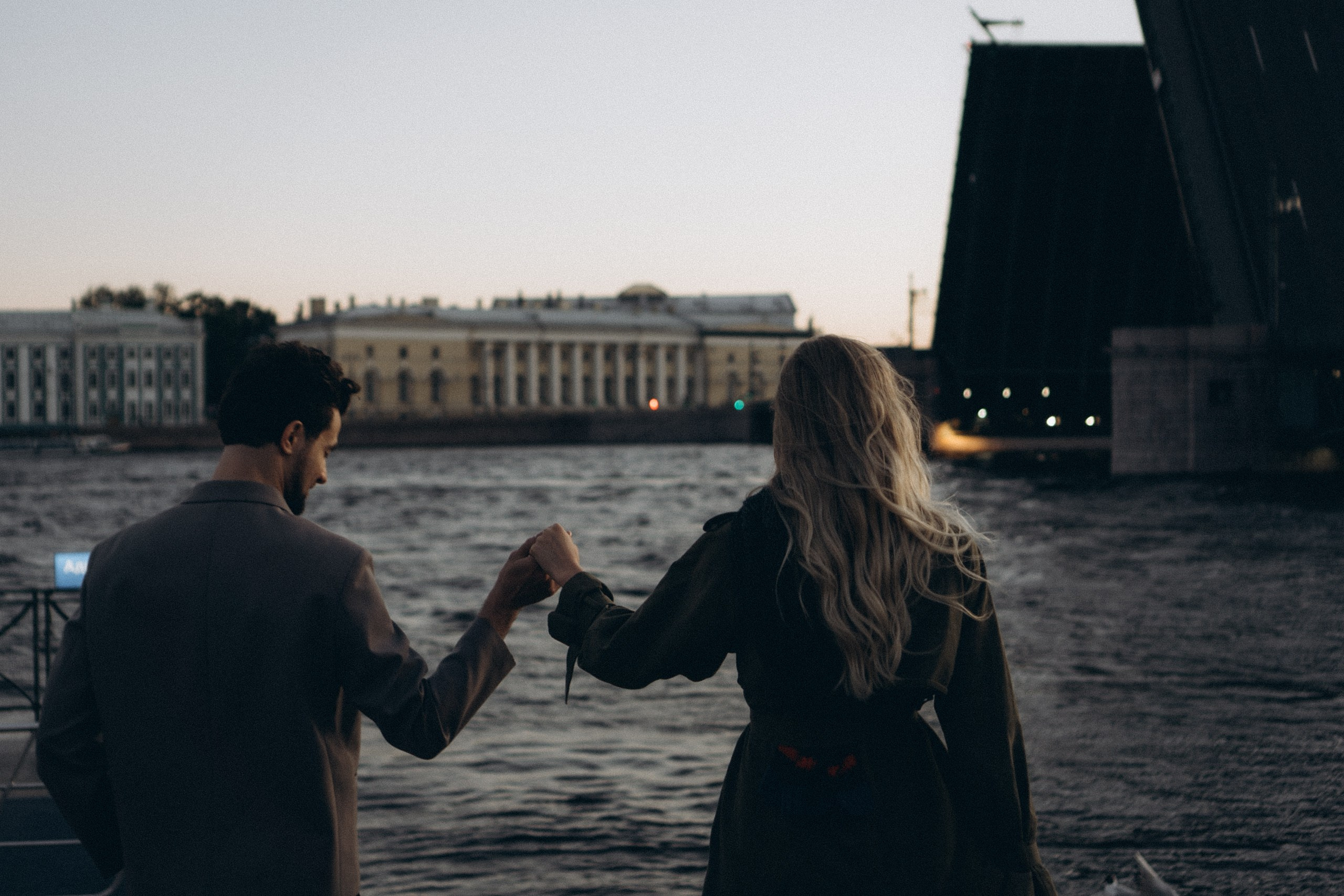 СВАДЕБНАЯ СЬЕМКА ПАРЫ НА РАССВЕТЕ В БЕЛЫЕ НОЧИ И ПРОГУЛКА С РАЗВОДНЫМИ МОСТАМИ И ПИКНИК ВОЗЛЕ ИСАКИЕВСКОГО СОБОРА. Профессиональный фотограф, Санкт-Петербург — Виктория Богомолова