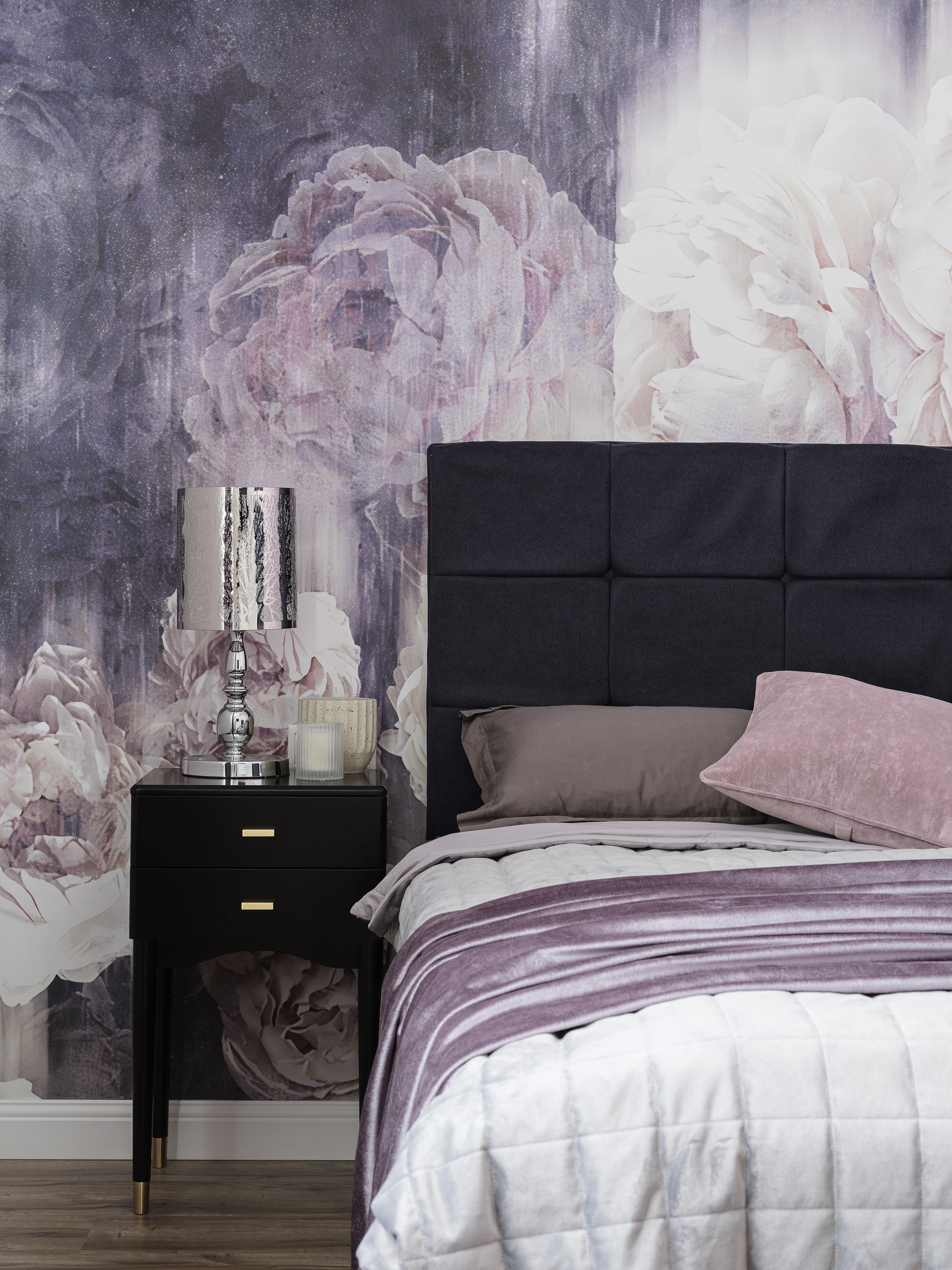 Спальня с акцентной стеной с обоями в крупных цветах, мягким изголовьем кровати в темной ткани и пастельным текстилем с сиреневыми акцентами, проект дизайнера Ирины Вольхиной, стилист Марина Чернышева, фотограф Сергей Денисенко.