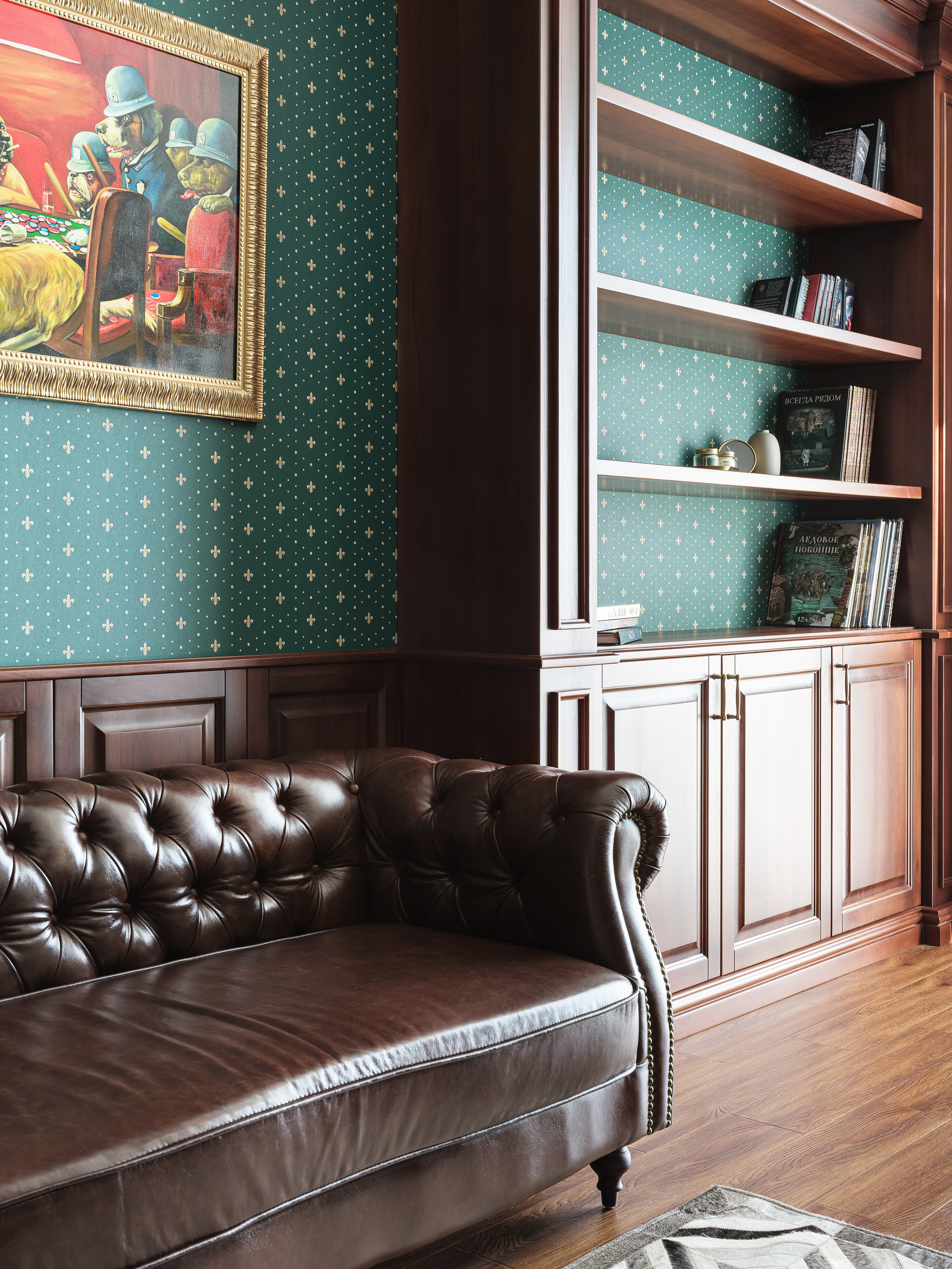 Уютный уголок кабинета с кожаным диваном, деревянными книжными полками и деталями в английском стиле, интерьер разработан Ириной Вольхиной, оформлен Мариной Чернышевой, снят фотографом Сергеем Денисенко.