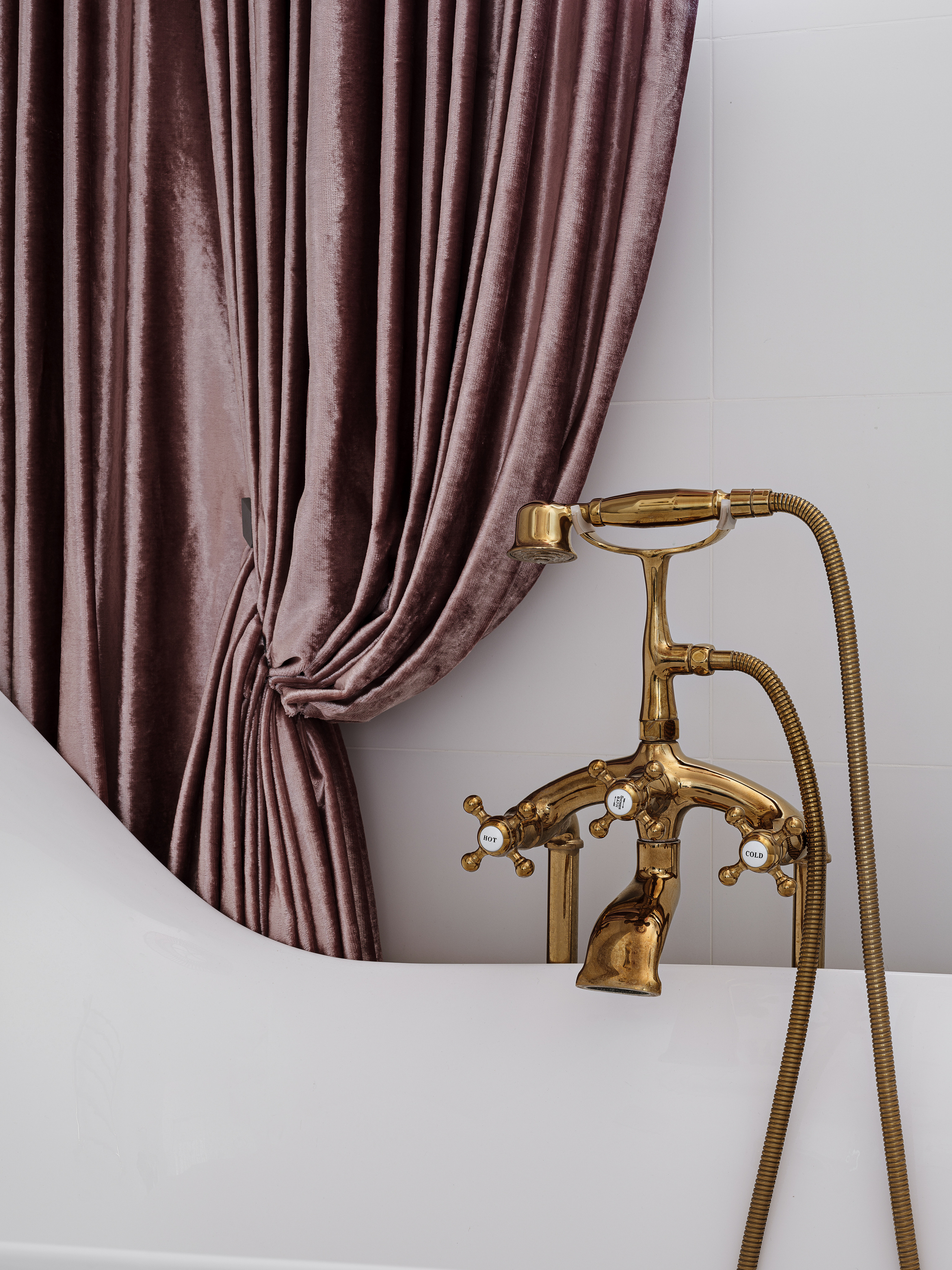Ванная комната с ретро-смесителем из латуни, белой отдельно стоящей ванной и роскошными бархатными шторами в бордово-розовом оттенке, дизайнер Ирина Вольхина, стилист Марина Чернышева, фотограф Сергей Денисенко.