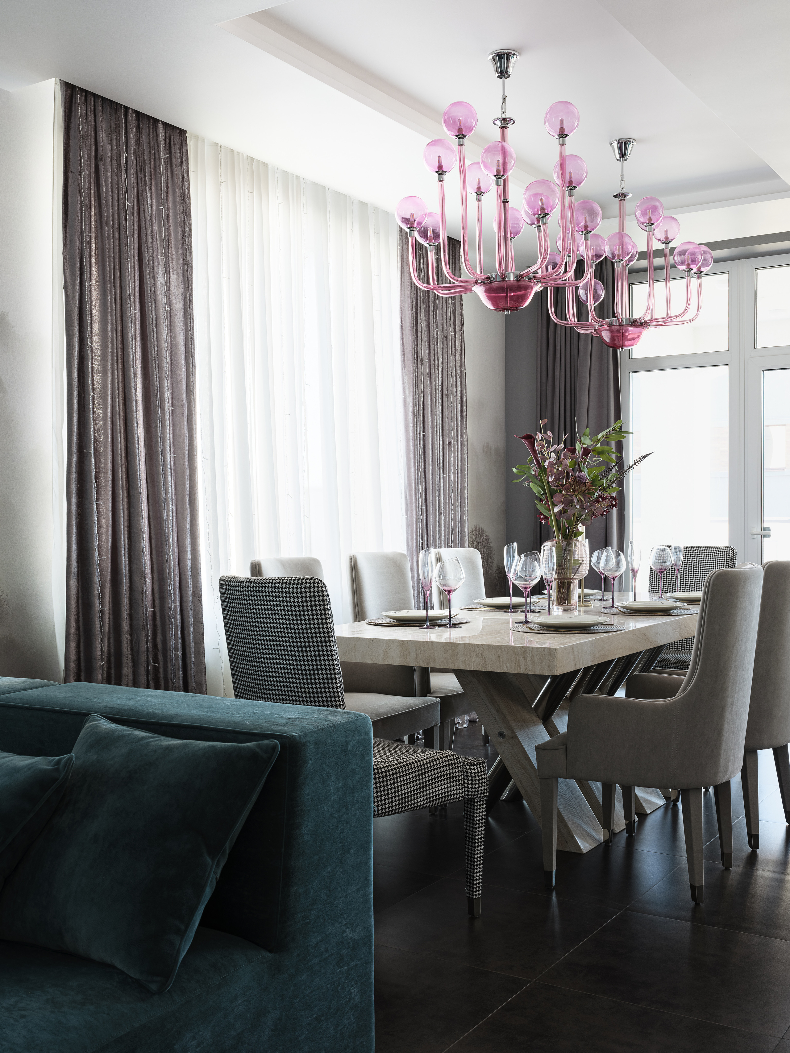 Современная гостиная с изумрудным диваном и столовая с двумя розовыми люстрами и большим обеденным столом. Дизайнер Ирина Вольхина, стилист Марина Чернышева, фотограф Сергей Денисенко.