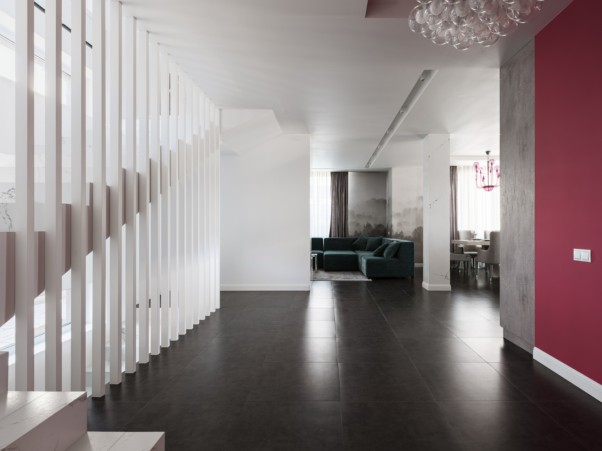 Современный интерьер холла с мраморной лестницей и белыми вертикальными рейками, ведущий в гостиную с изумрудным диваном. Дизайнер Ирина Вольхина, стилист Марина Чернышева, фотограф Сергей Денисенко.