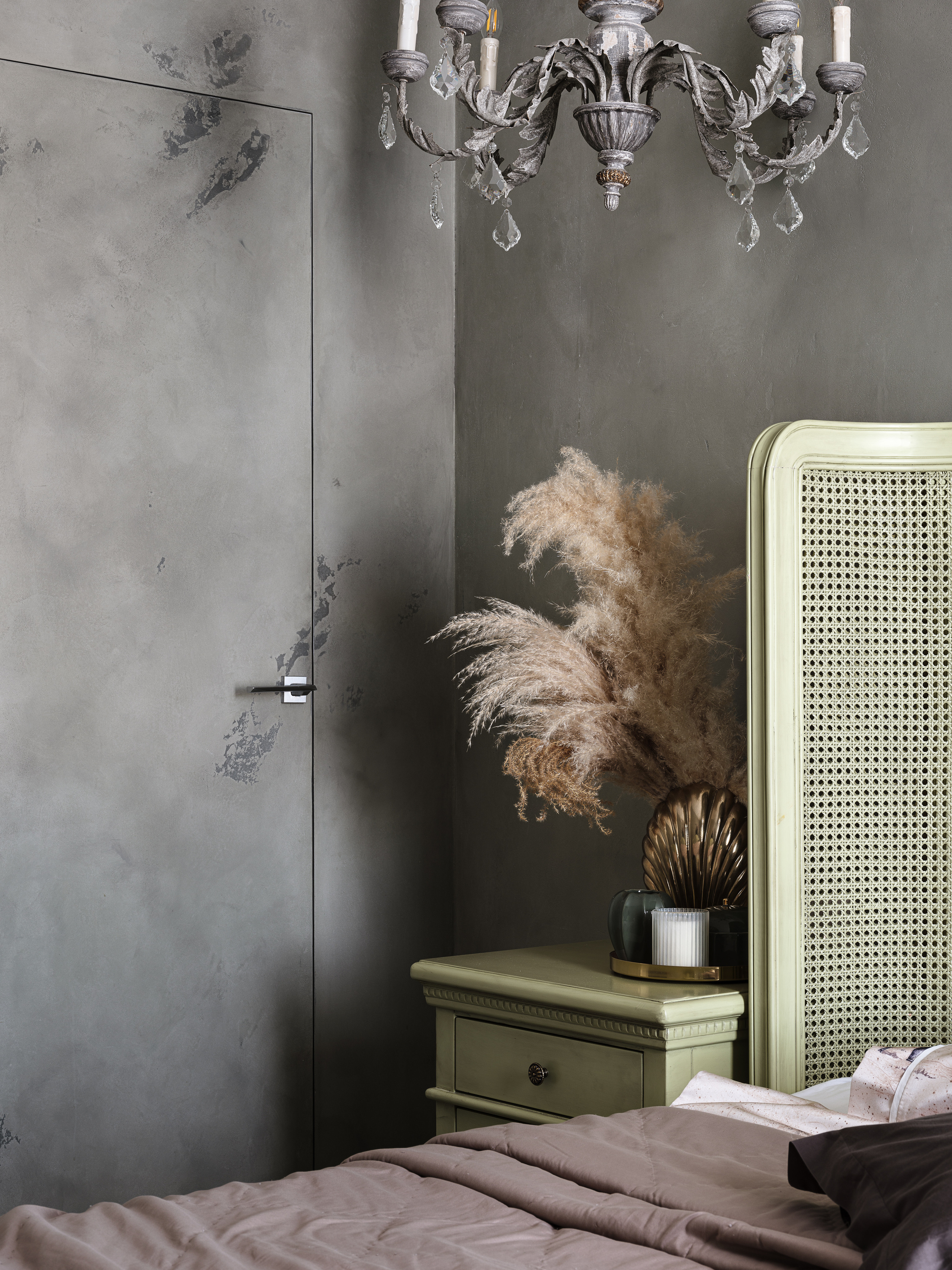 Деталь интерьера спальни: прикроватная зона с тумбой, декором из сухоцветов и золотых аксессуаров, изголовье кровати в винтажном стиле и декоративная штукатурка стен. Автор проекта Ирина Вольхина, стилист Марина Чернышева, фотограф Сергей Денисенко