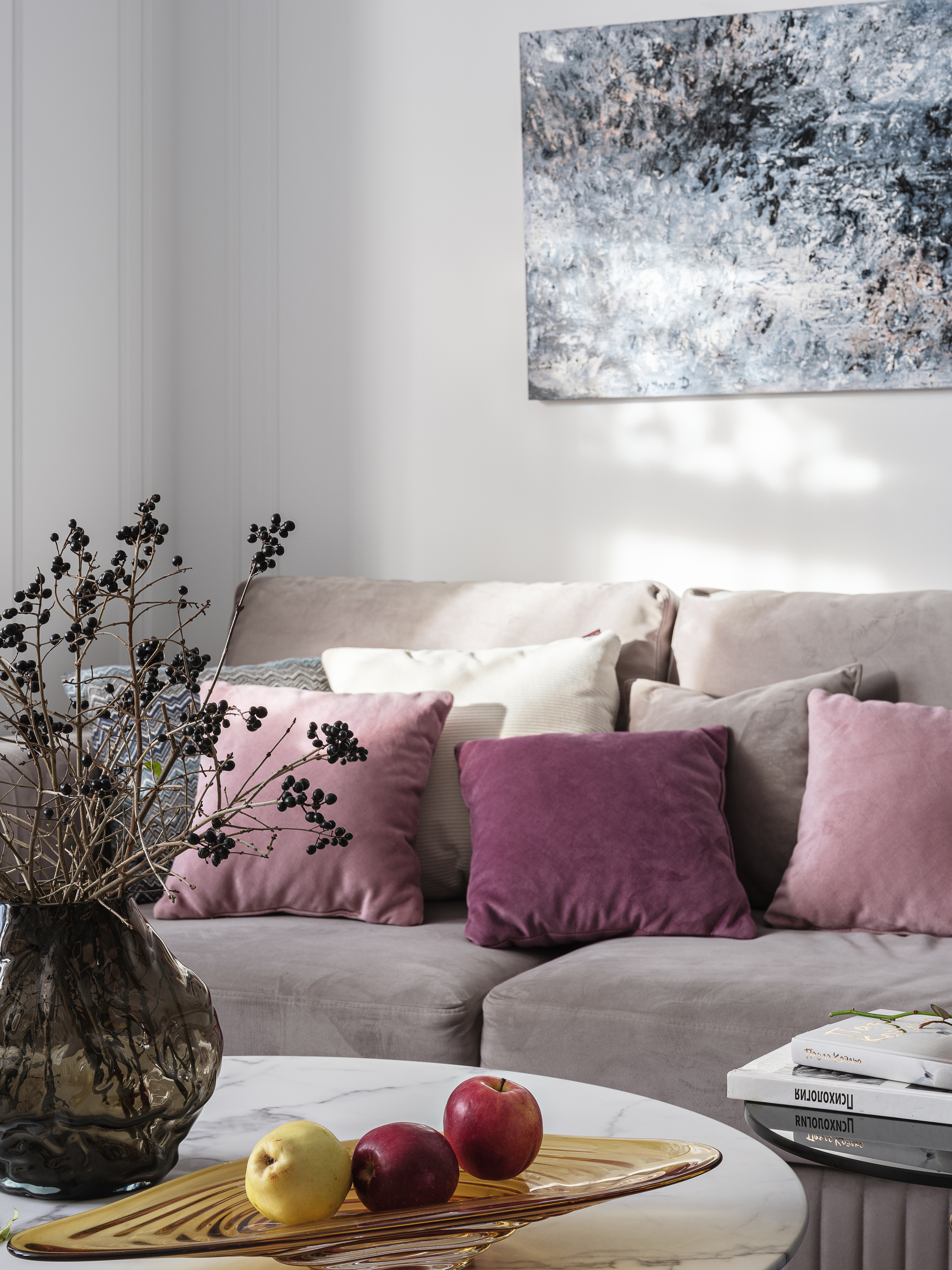 Серый диван с акцентными подушками оттенков розового и бордо, картина в современном стиле, интерьер гостиной, созданный дизайнерами Светланой Олефиренко и Марией Морозовой, фото Сергея Денисенко, уютная атмосфера и гармония фактур.
