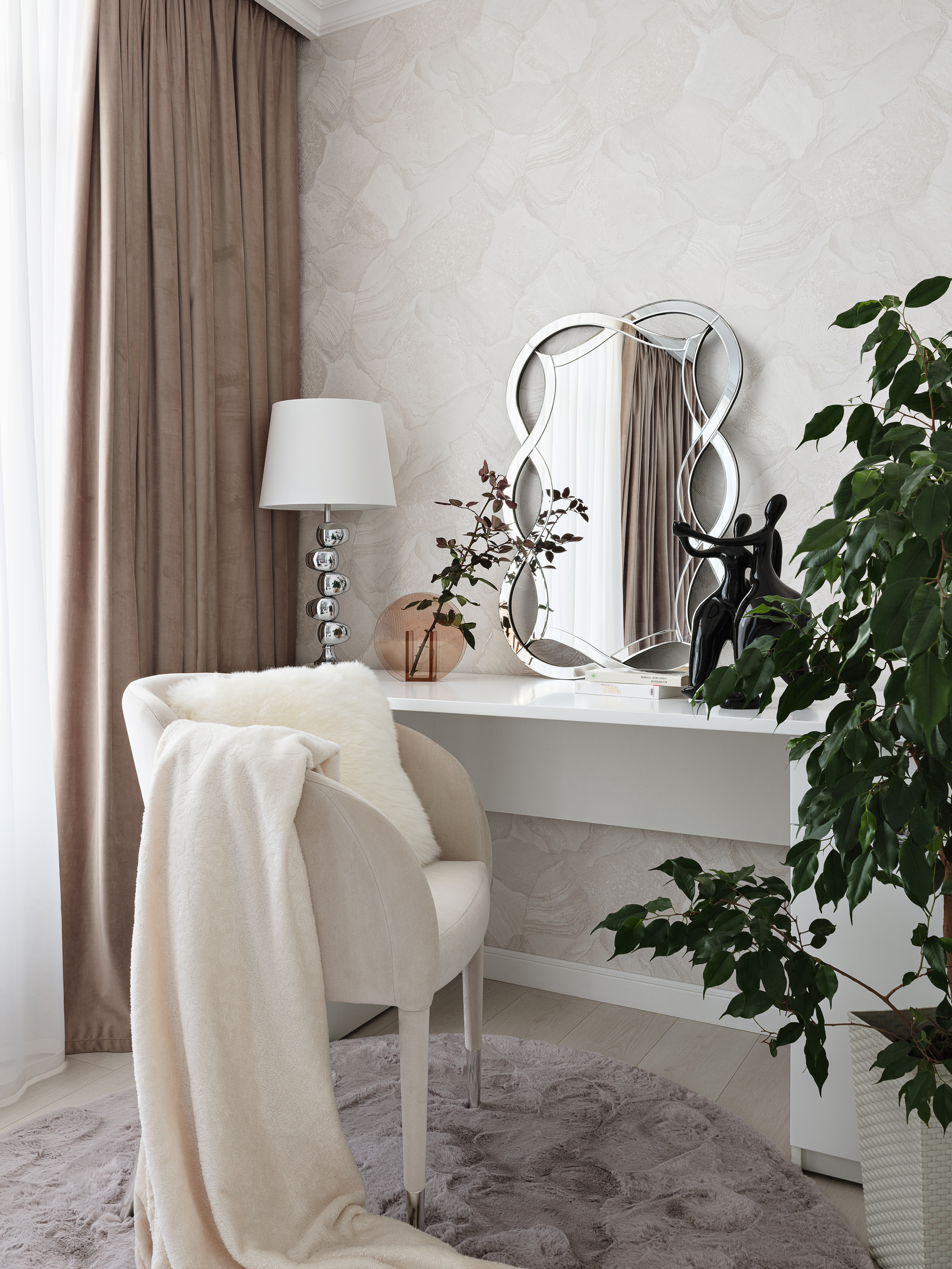 Современный интерьер зоны для работы и отдыха с мягким креслом, белым столом, зеркалом, настольной лампой и растением, изысканный дизайн Светланы Олефиренко и Марии Морозовой, съемка Сергея Денисенко.