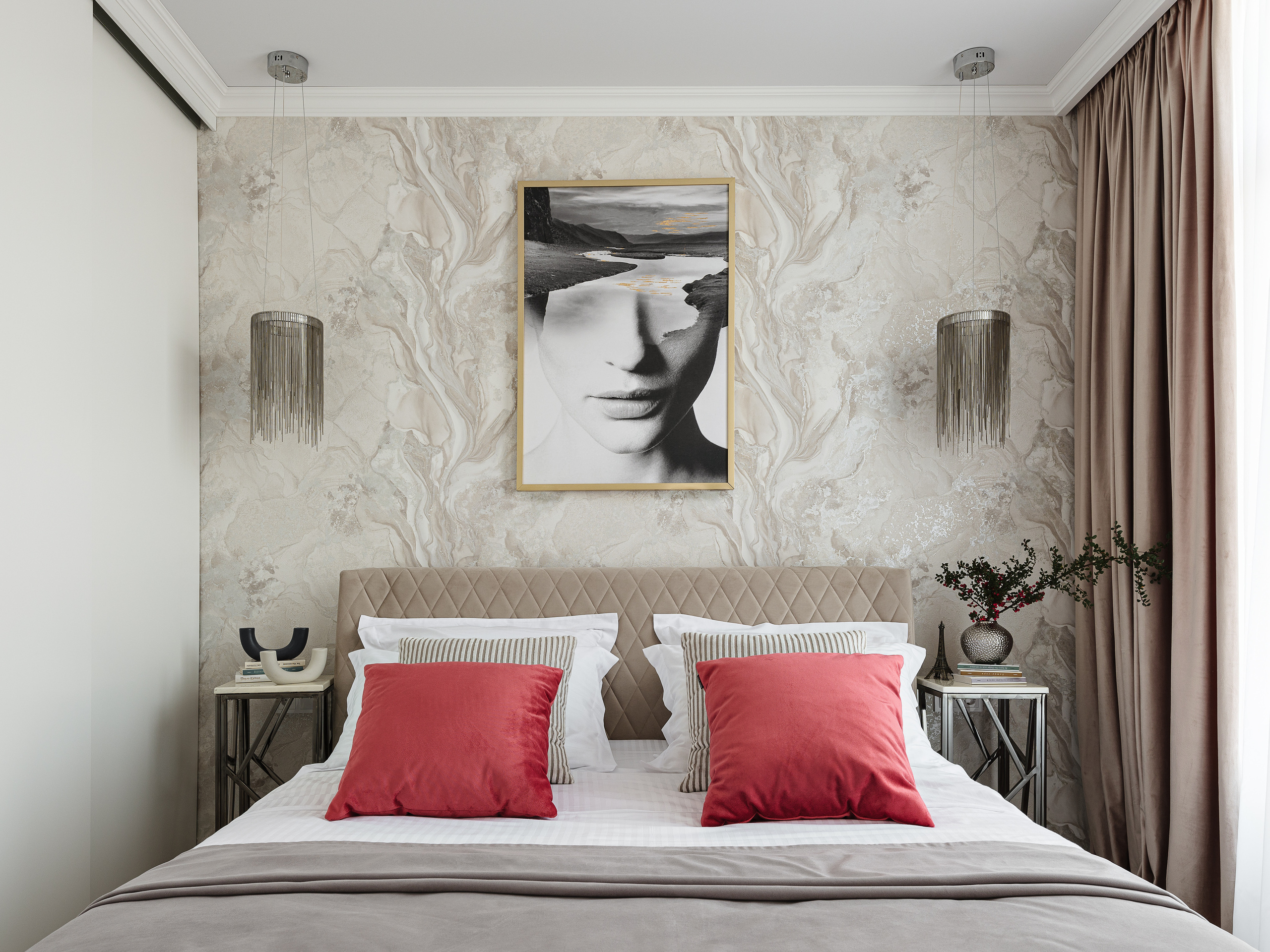 Интерьер спальни с бежевым изголовьем, коралловыми подушками, акцентными обоями с текстурой камня и арт-картиной, проект дизайнеров Светланы Олефиренко и Марии Морозовой, фото Сергея Денисенко.