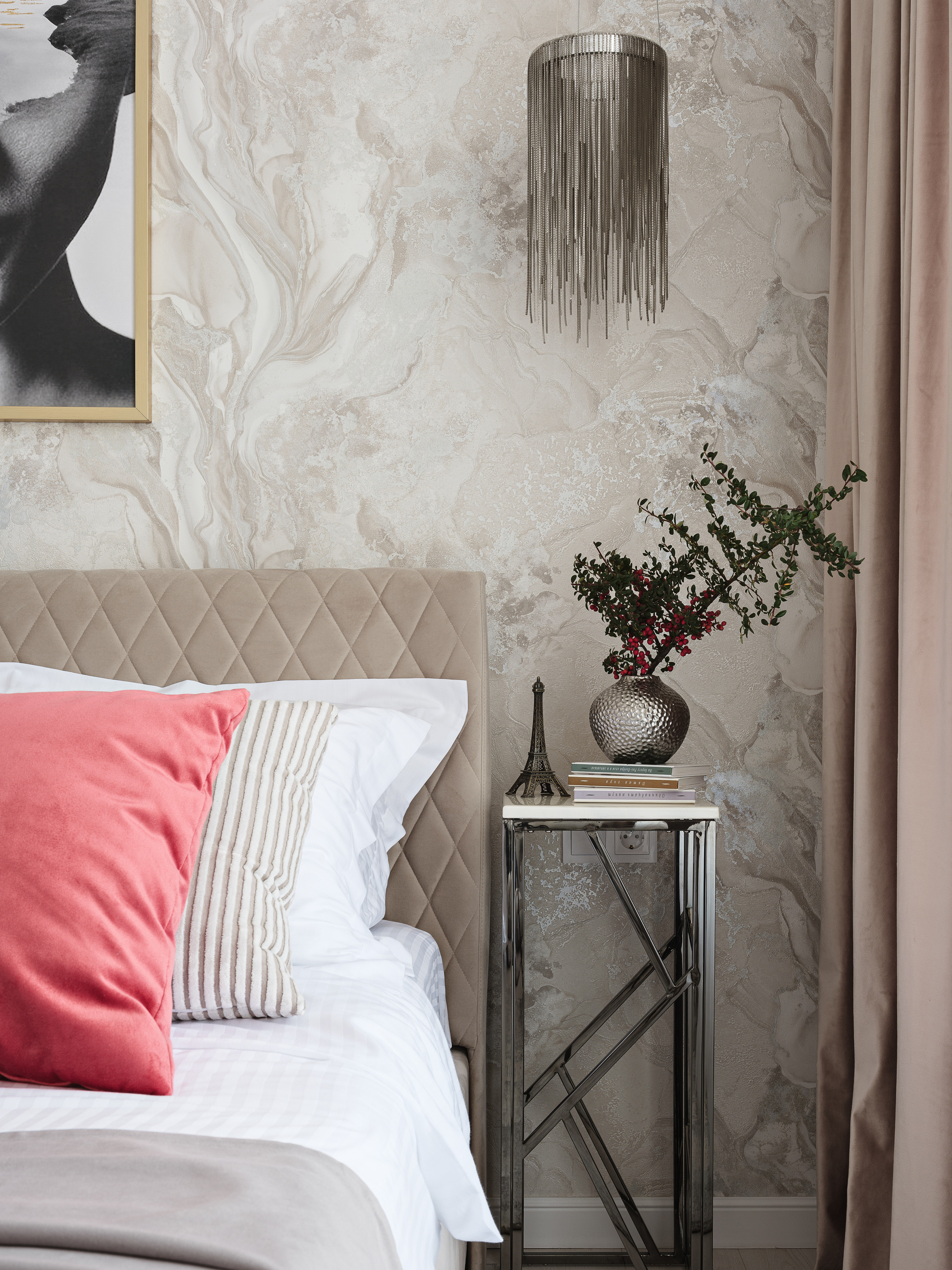 Детали спальни — прикроватная тумба с металлическим основанием, ваза с ветками и миниатюрная статуэтка, фон — фактурные обои, стиль Светланы Олефиренко и Марии Морозовой, фотограф Сергей Денисенко.