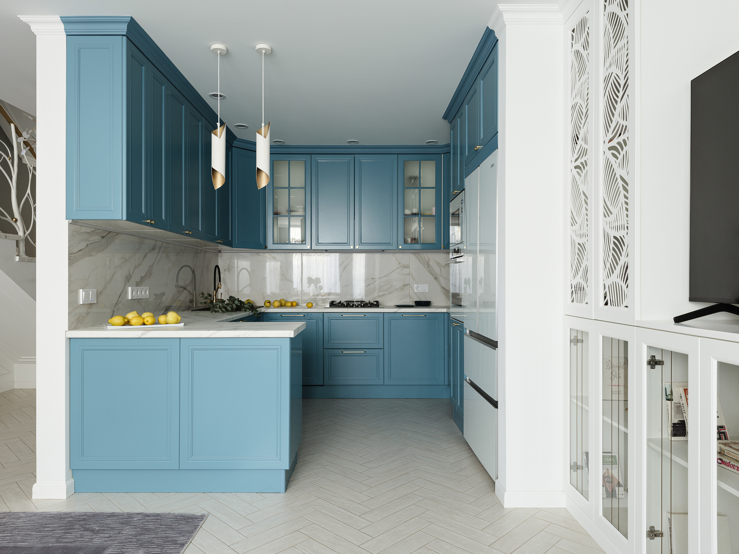 Просторная современная кухня с голубыми фасадами, мраморным фартуком и белой столешницей, стильные подвесные светильники, дизайнеры Светлана Олефиренко и Мария Морозова, интерьер снят фотографом Сергеем Денисенко для портфолио.