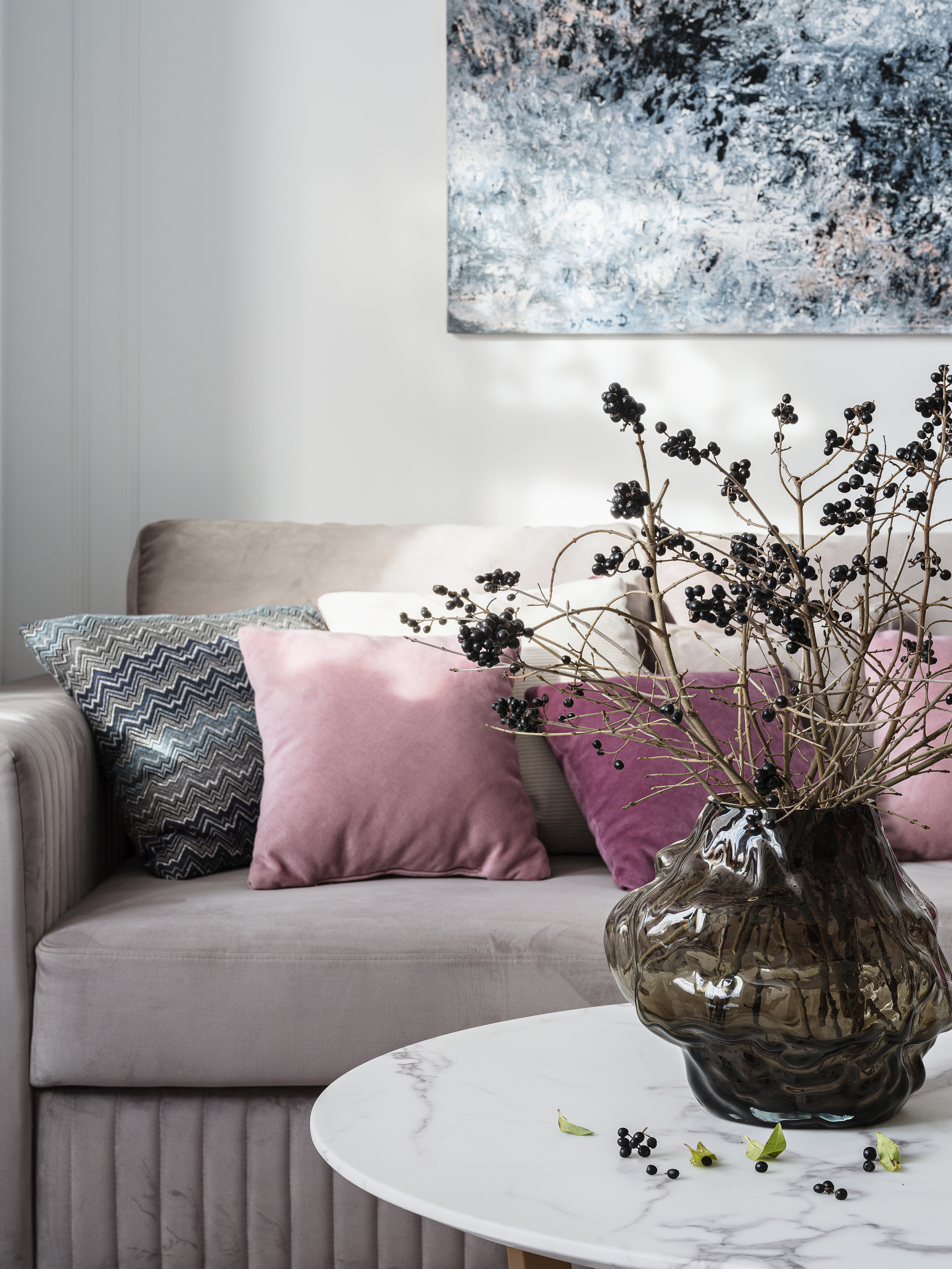 Декоративная композиция в вазе с сухими ветками на мраморном кофейном столике в гостиной с серым диваном и подушками. Элегантный интерьер реализован Светланой Олефиренко и Марией Морозовой, фотография выполнена Сергеем Денисенко.