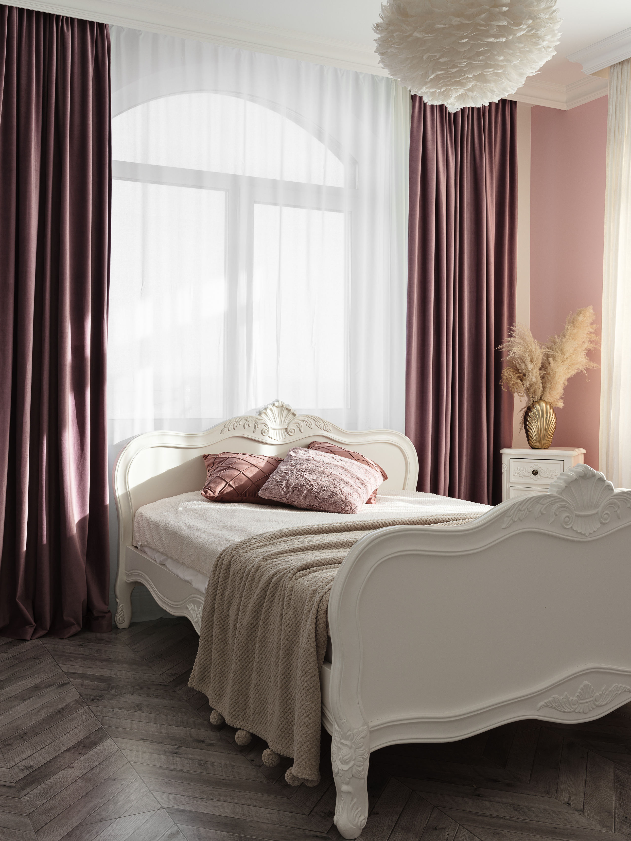 Роскошная спальня с резной белой кроватью, пастельными подушками и пледом в сочетании с бордовыми шторами и розовыми стенами, оформленная дизайнером Ириной Вольхиной при стилизации Марины Чернышевой, фото Сергея Денисенко.