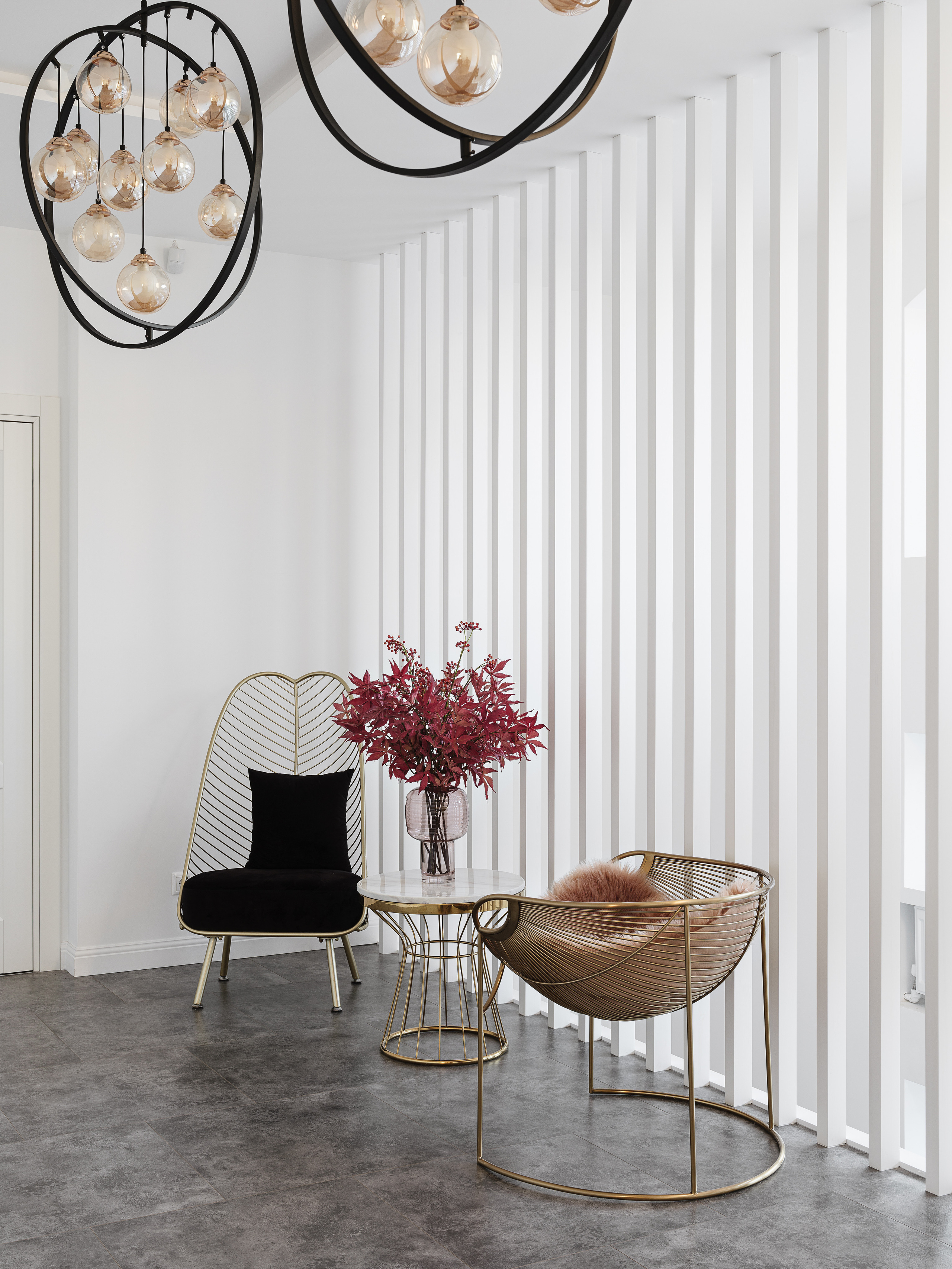 Современный светлый интерьер гостиной с дизайнерскими креслами из металла, стеклянным столиком и композицией из бордовых листьев в вазе, стильная мебель и светильники. Дизайнер интерьера Ирина Вольхина, стилист Марина Чернышева, фотограф Сергей Денисенко