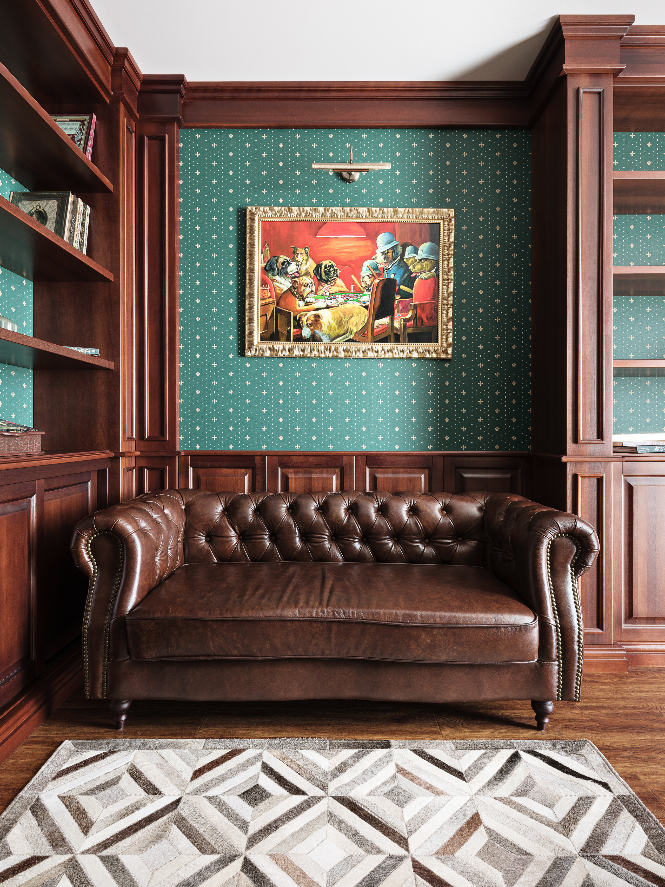 Кабинет в классическом стиле с кожаным диваном Chesterfield, деревянными панелями и зелеными обоями в мелкий рисунок, созданный дизайнером Ириной Вольхиной, стилистика Марины Чернышевой, фото Сергея Денисенко.