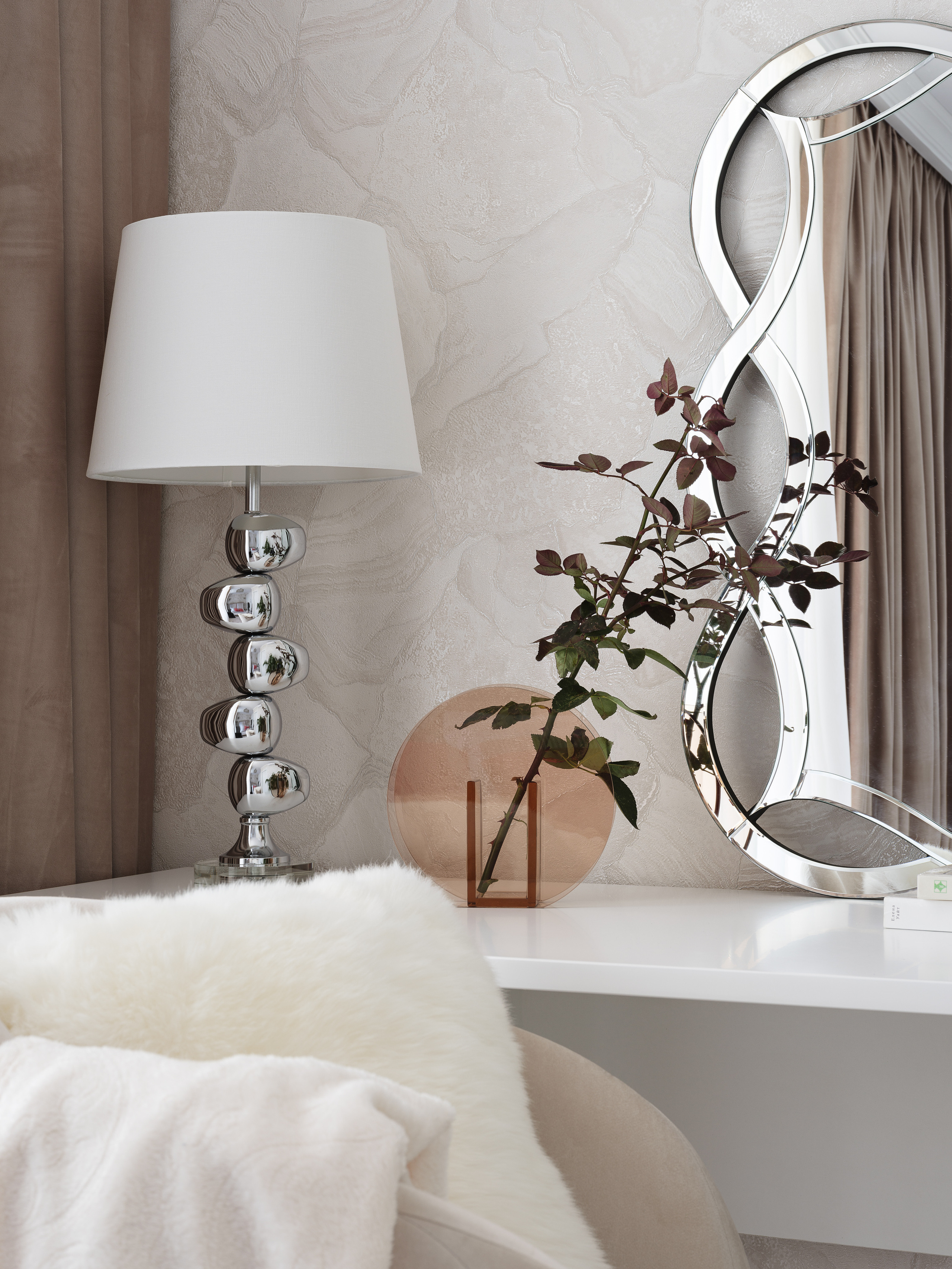 Стильное рабочее место с белым столом, зеркалом в изогнутой раме, настольной лампой с хромированным основанием и декоративной вазой, дизайн Светланы Олефиренко и Марии Морозовой, фотограф Сергей Денисенко.