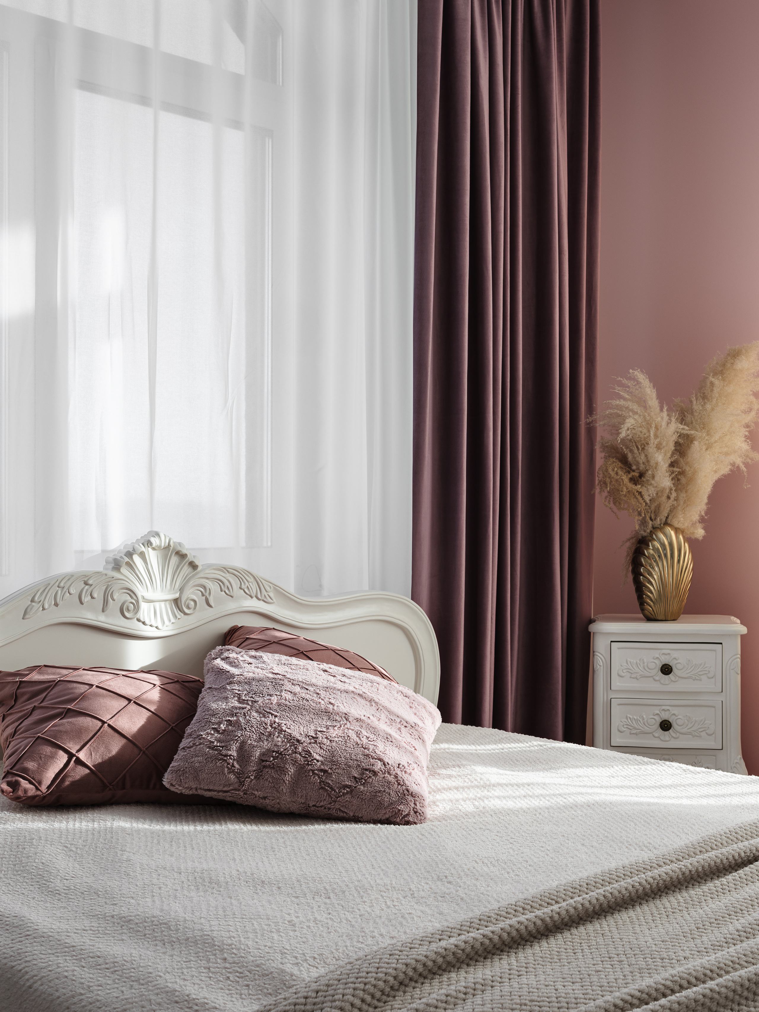 Интерьер спальни с мягким текстилем в розово-бордовой гамме, декоративными подушками и светлым покрывалом, где каждая деталь продумана дизайнером Ириной Вольхиной и стилистом Мариной Чернышевой, фото Сергея Денисенко.