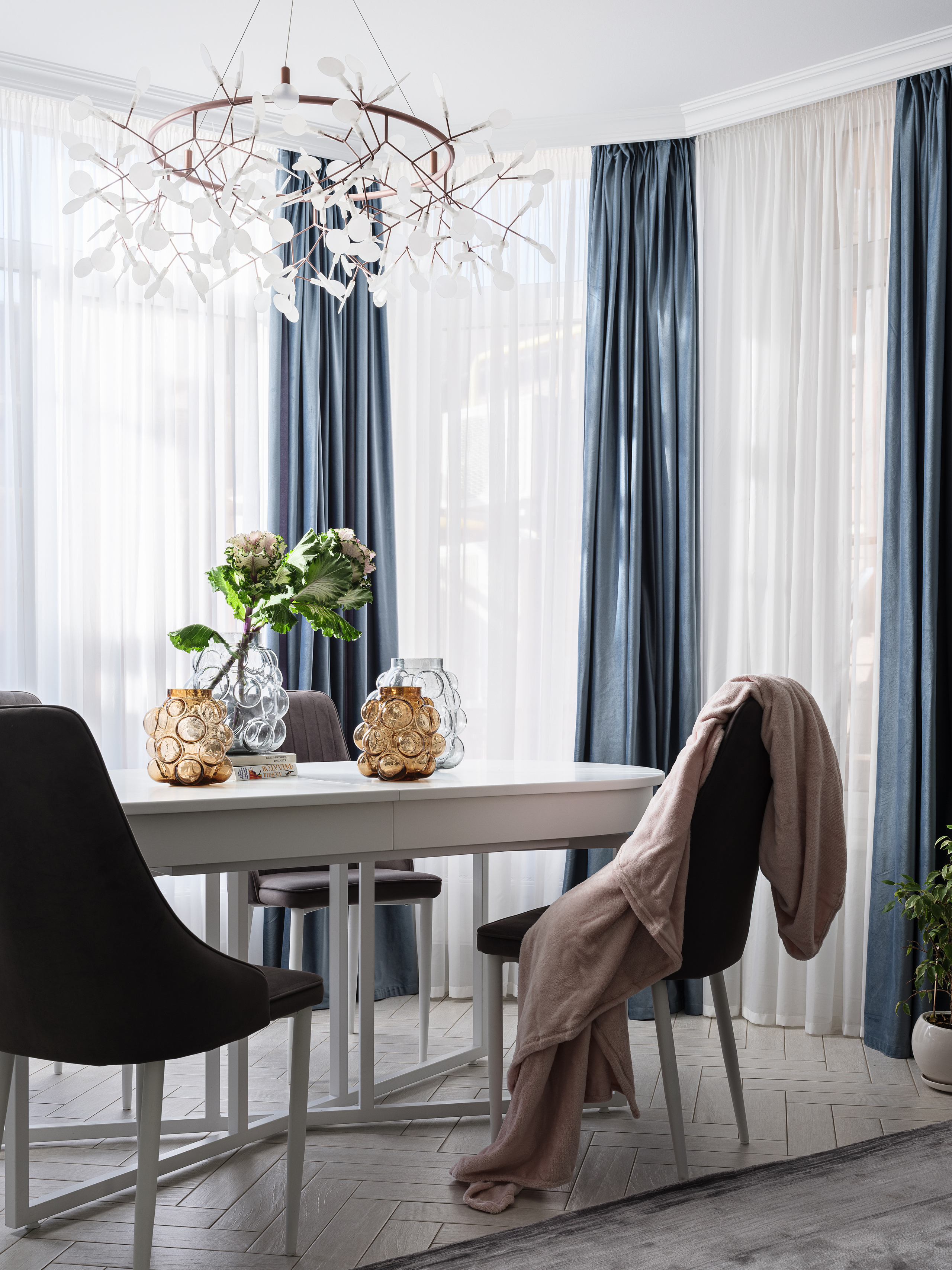 Квартира в Сочи (дизайнеры Ренат Байчуков и Алеся Кириенко, стилист Екатерина Ракитина, интерьерный фотограф Сергей Денисенко)