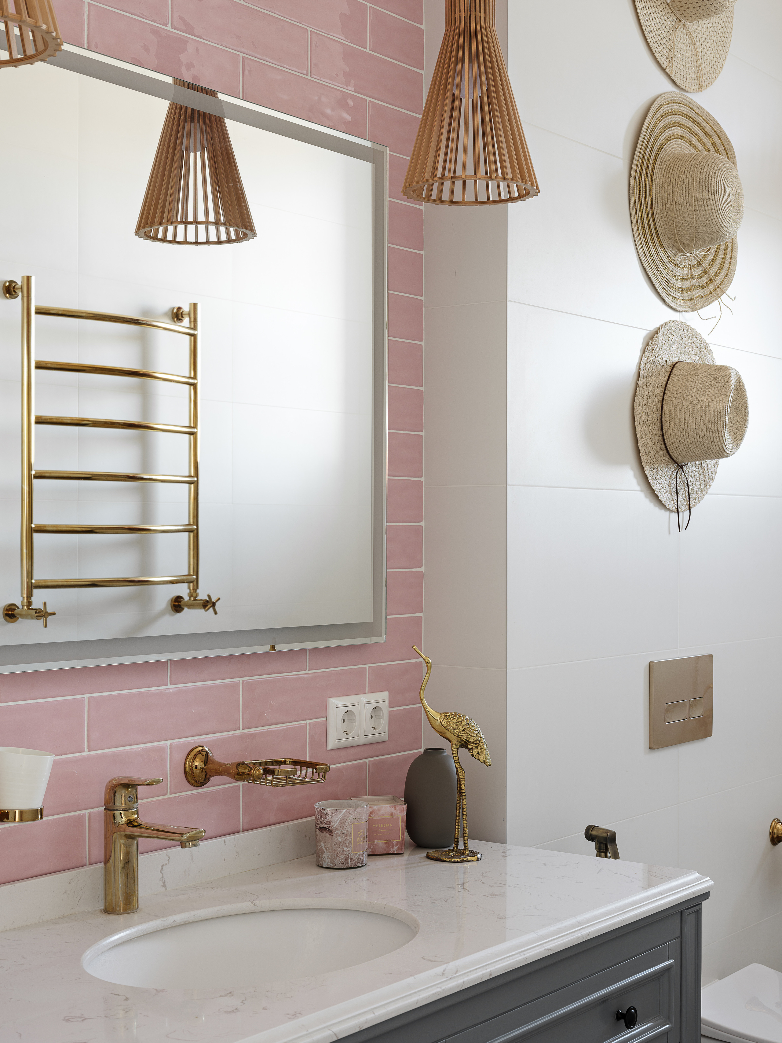 Стильный санузел с акцентной розовой плиткой, золотыми смесителями, мраморной столешницей и декором в виде скульптуры журавля, интерьер от Ирины Вольхиной, стилистика Марины Чернышевой, фото Сергея Денисенко.