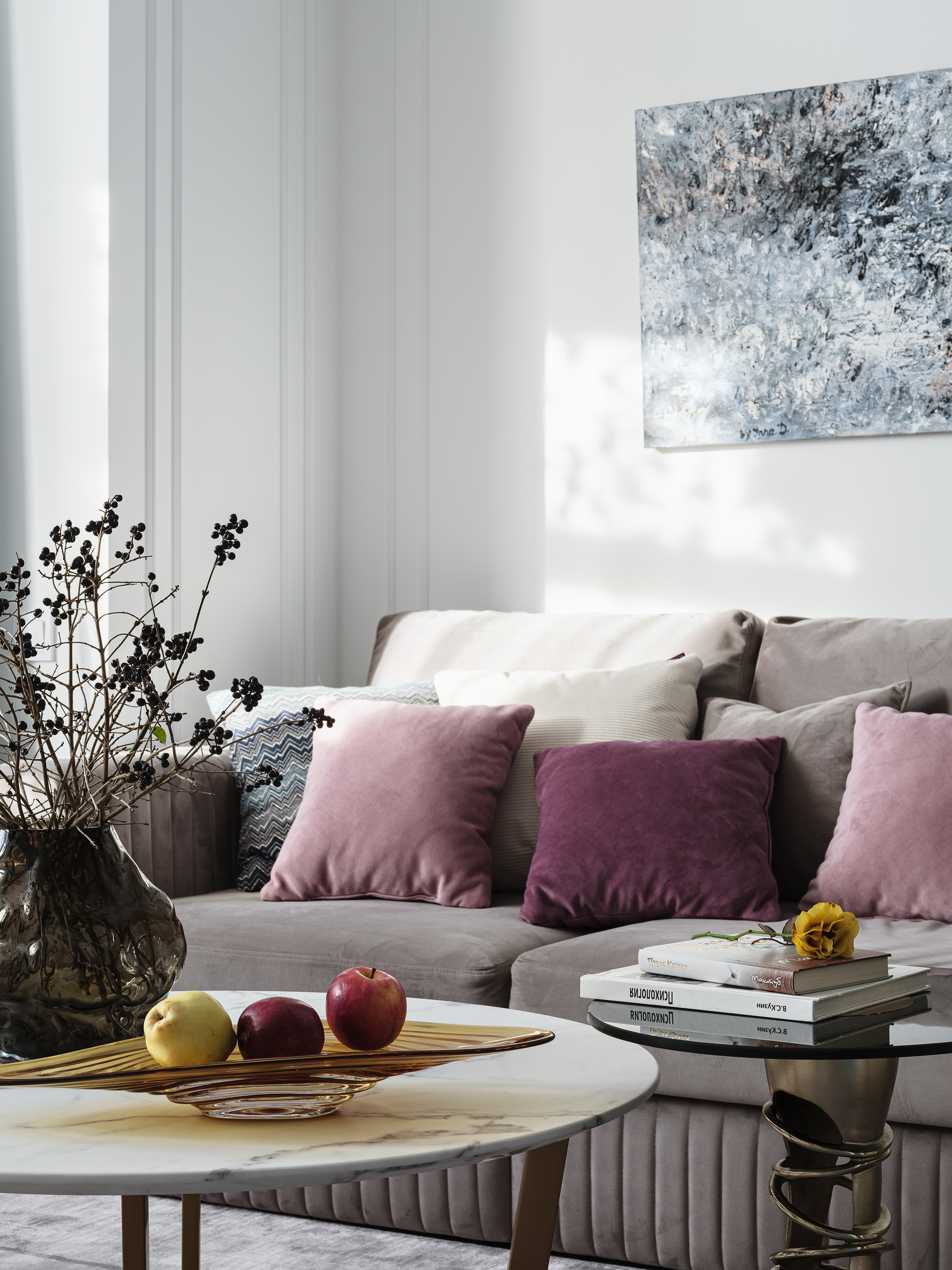 Фрагмент уютной гостиной с серым диваном, подушками разных фактур, мраморным столиком с фруктами и книгами. Интерьерное решение принадлежит дизайнерам Светлане Олефиренко и Марии Морозовой, фото Сергея Денисенко.