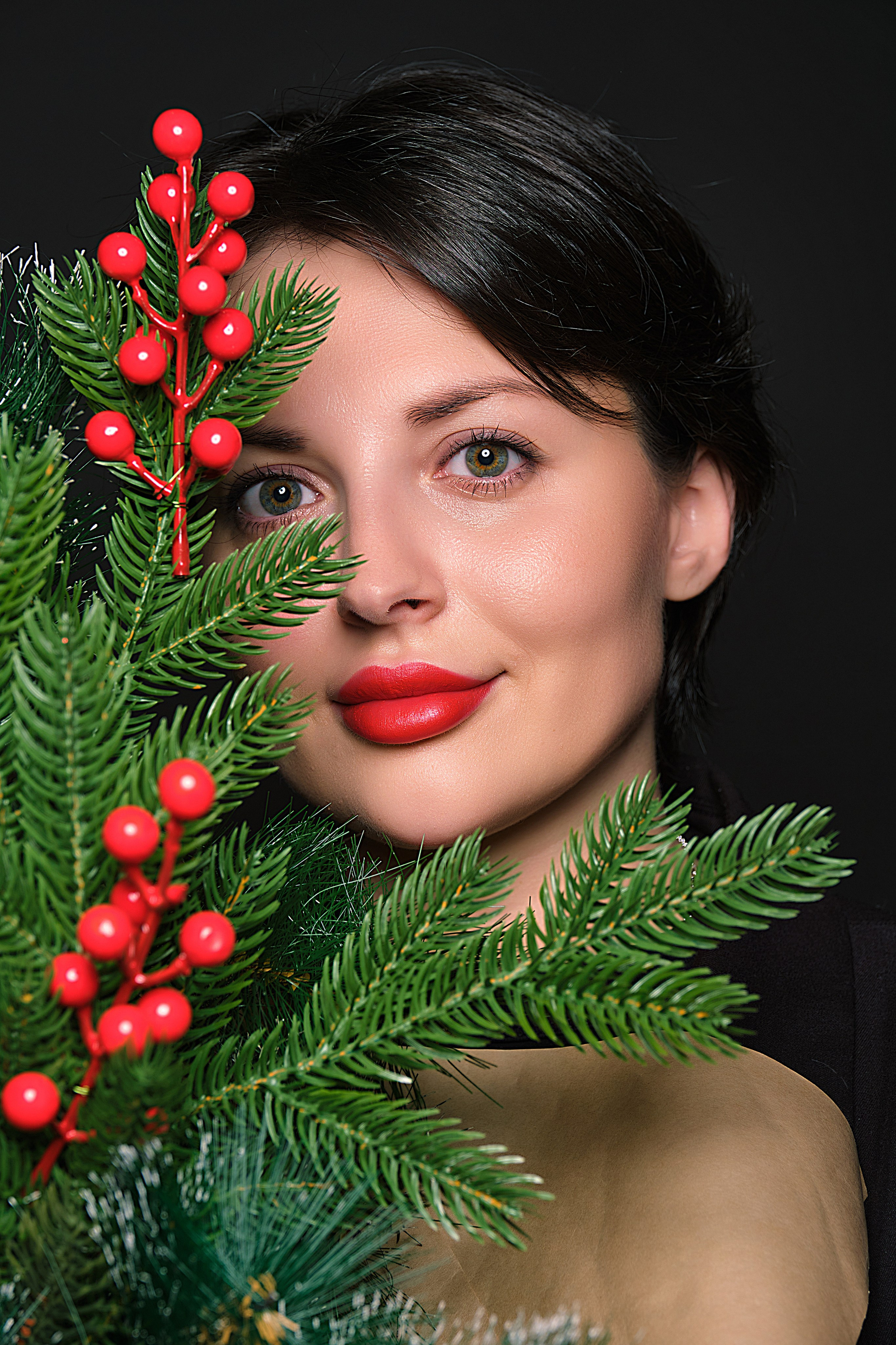 Накрашенная дама на фоне еловой ветви