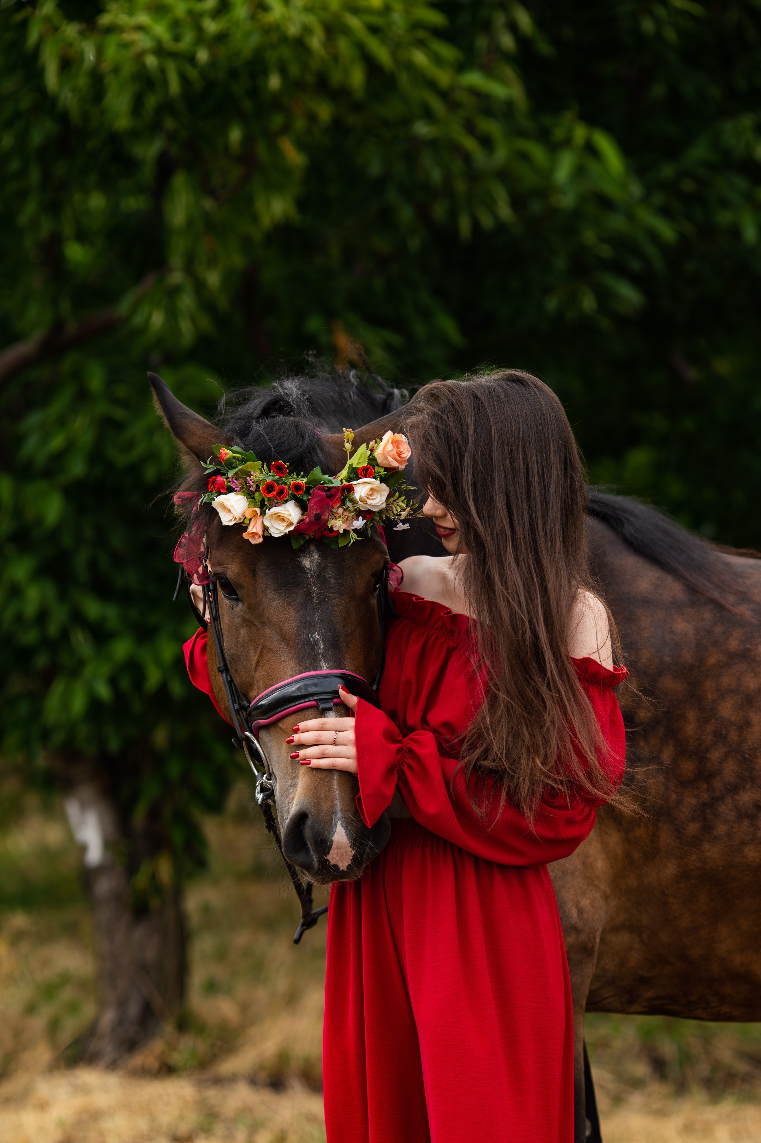 Летняя фотосессия с лошадью в саду
