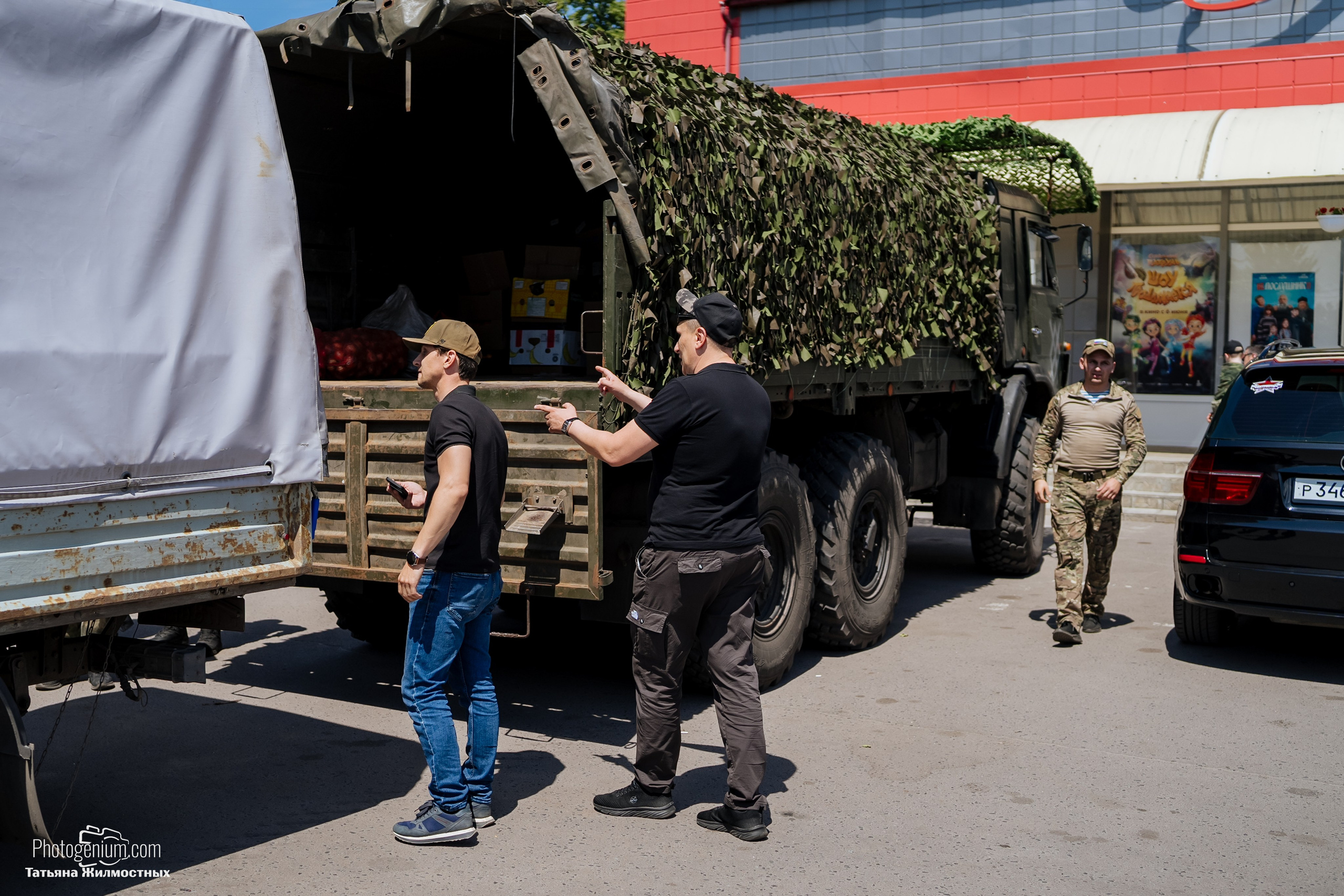 8 июня «Патриоты из Курска» сбор гуманитарной помощи у кинотеатра «Родина». Фотограф Нижний Новгород Татьяна Кейод