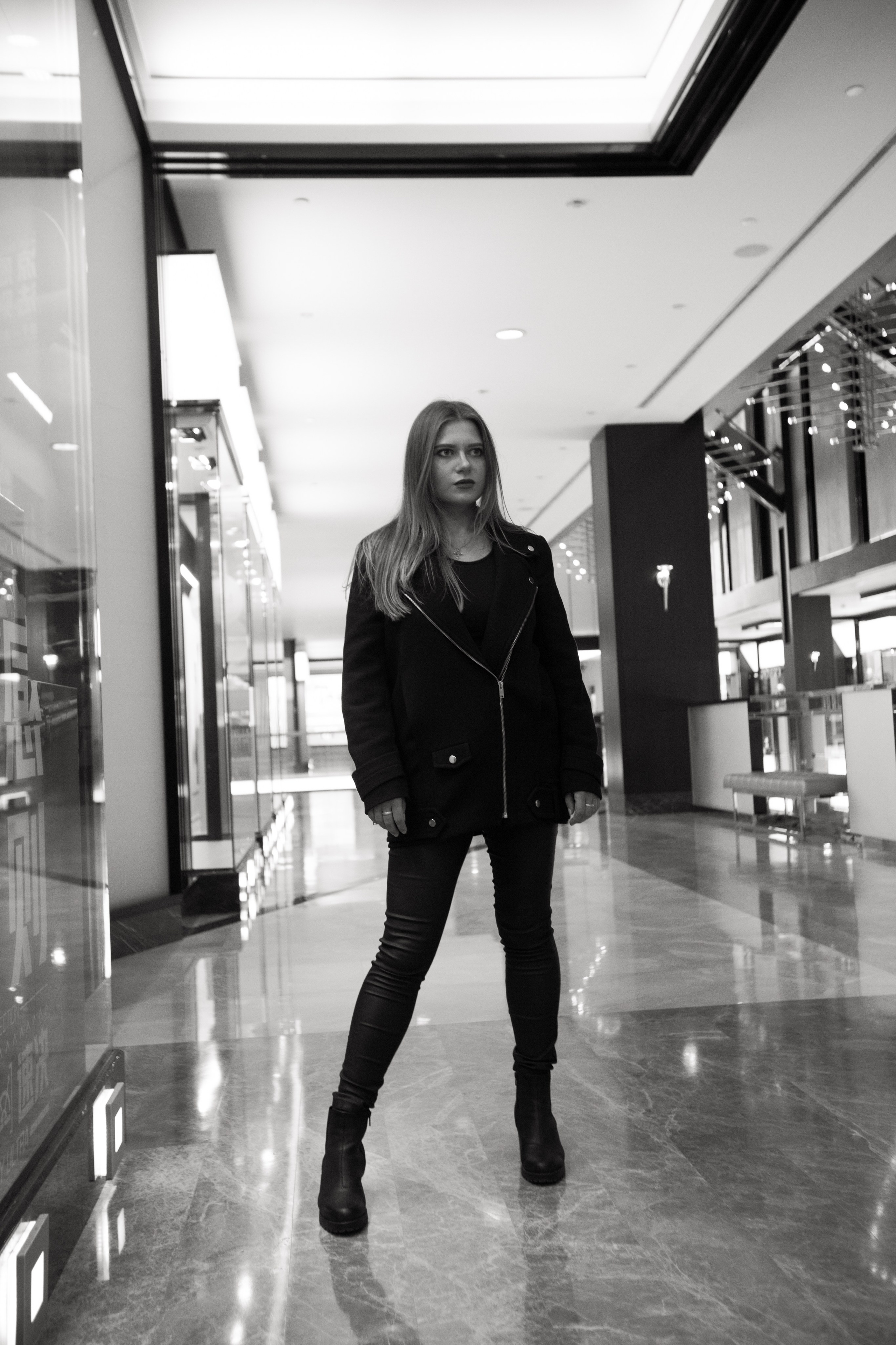 черно белое персональное фото девушки в Москве недорого  в тц Вегас Крокус Сити