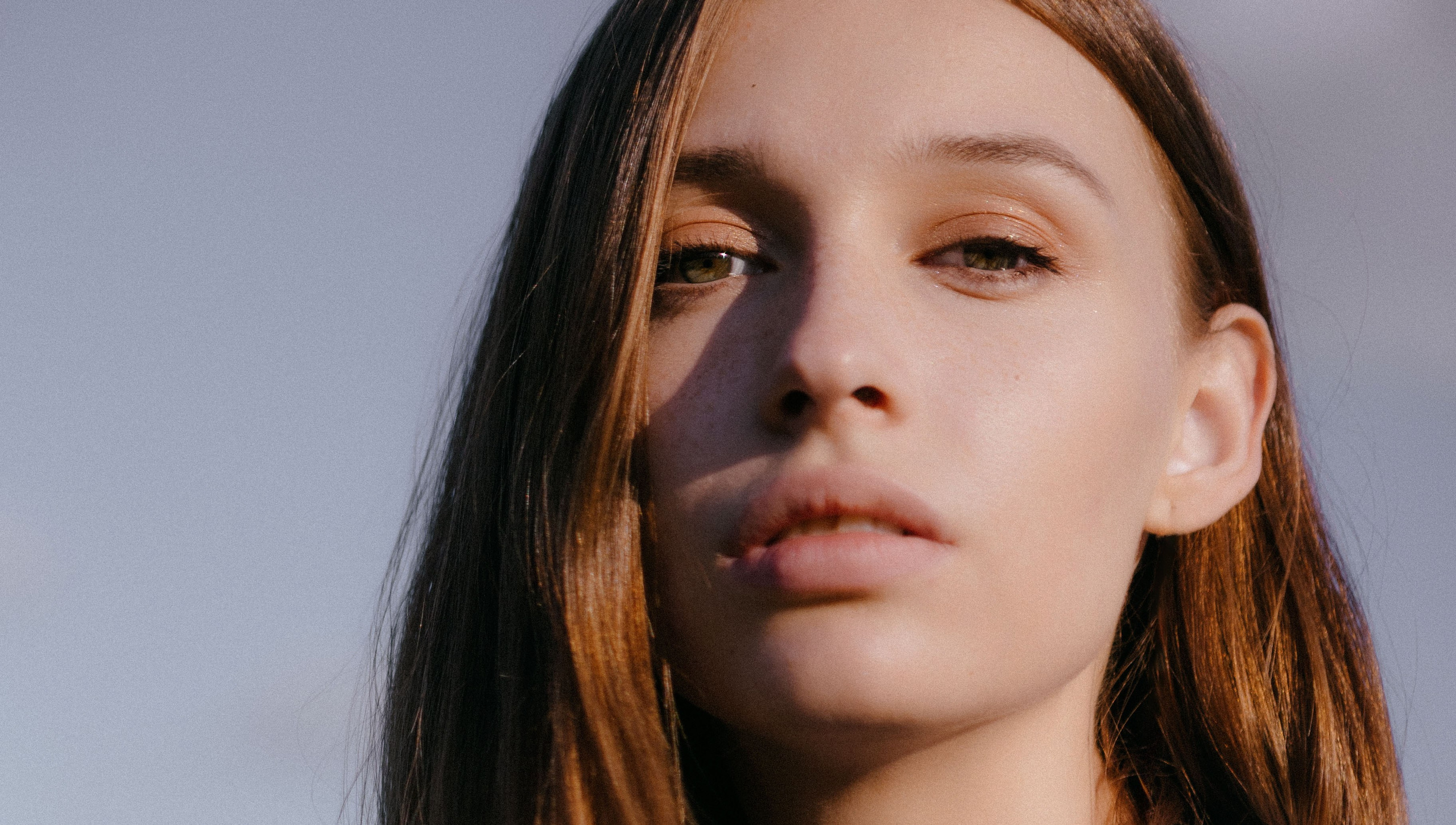 Летняя фотосессия в поле. Девушка в поле в кровати