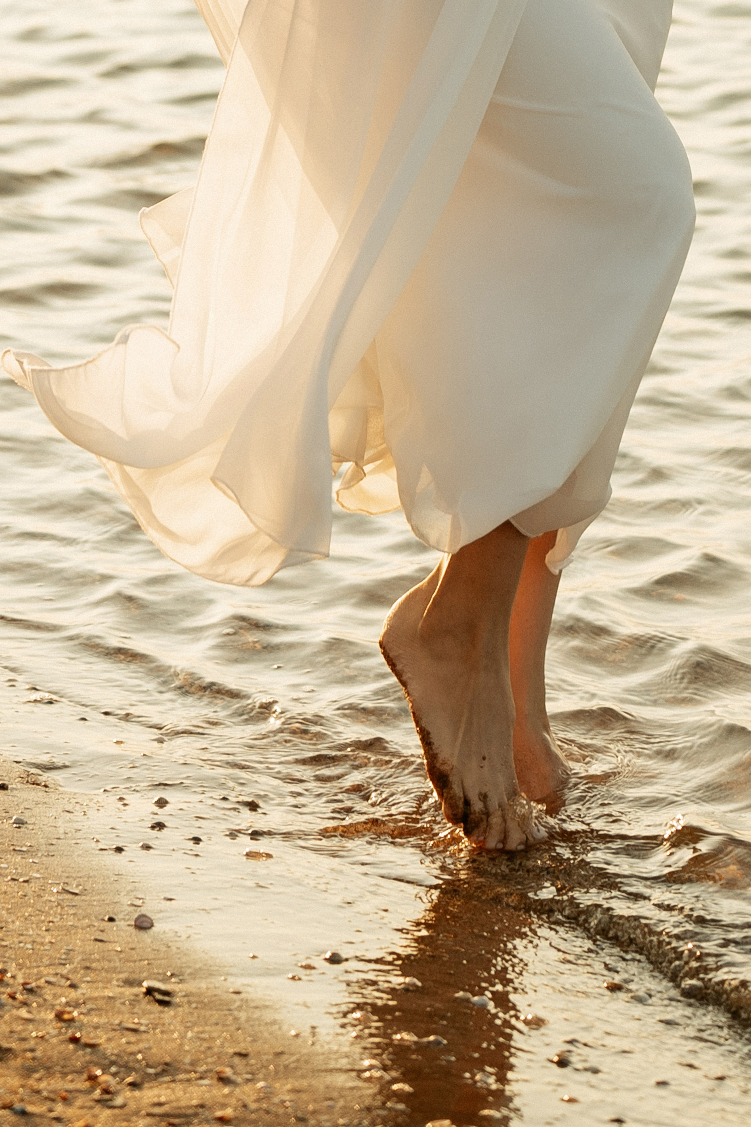 Фотограф запечатлел грацию мамы на фоне моря в Волне.