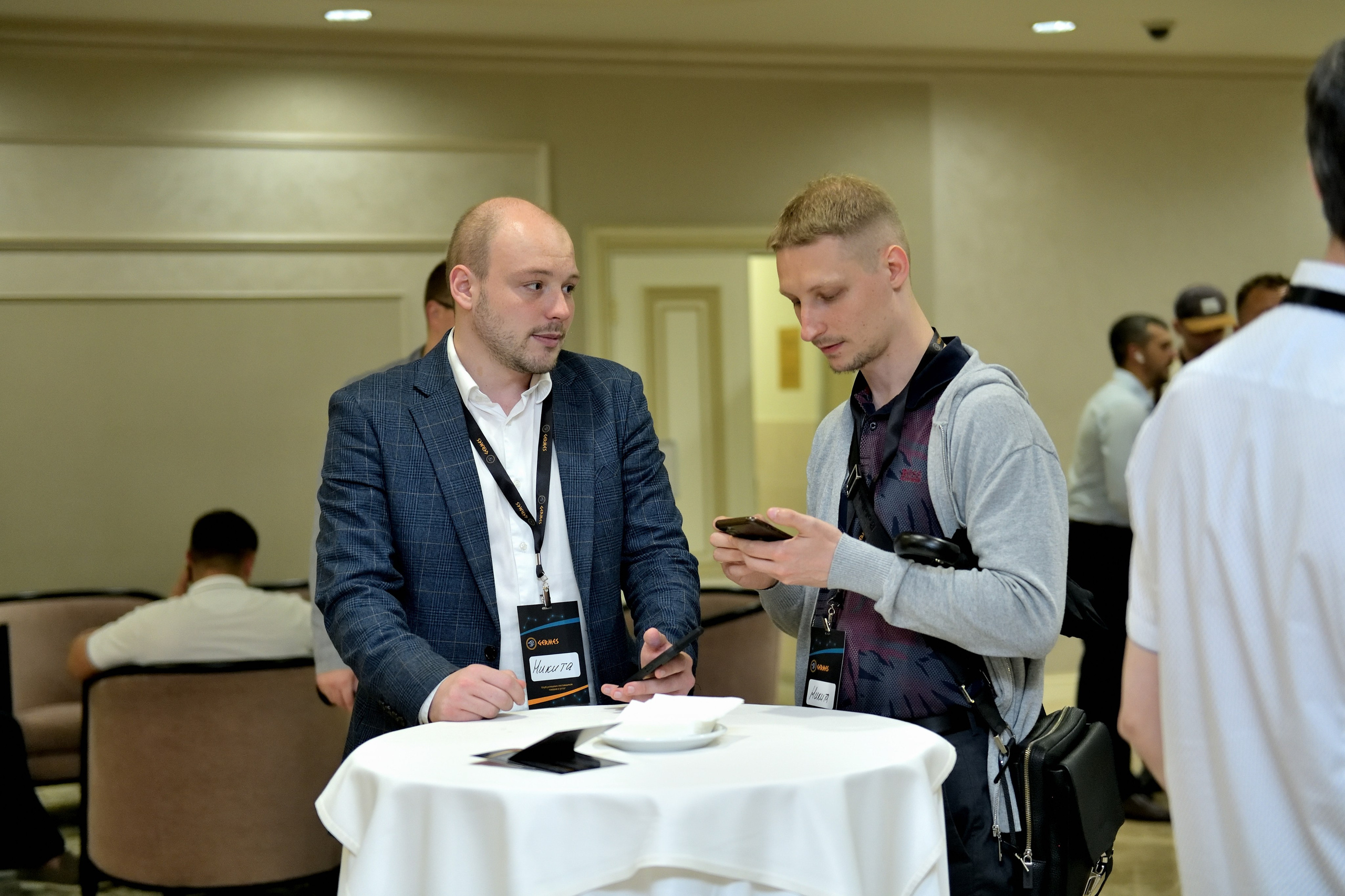 "Время обмена визитками на форуме предпринимателей".