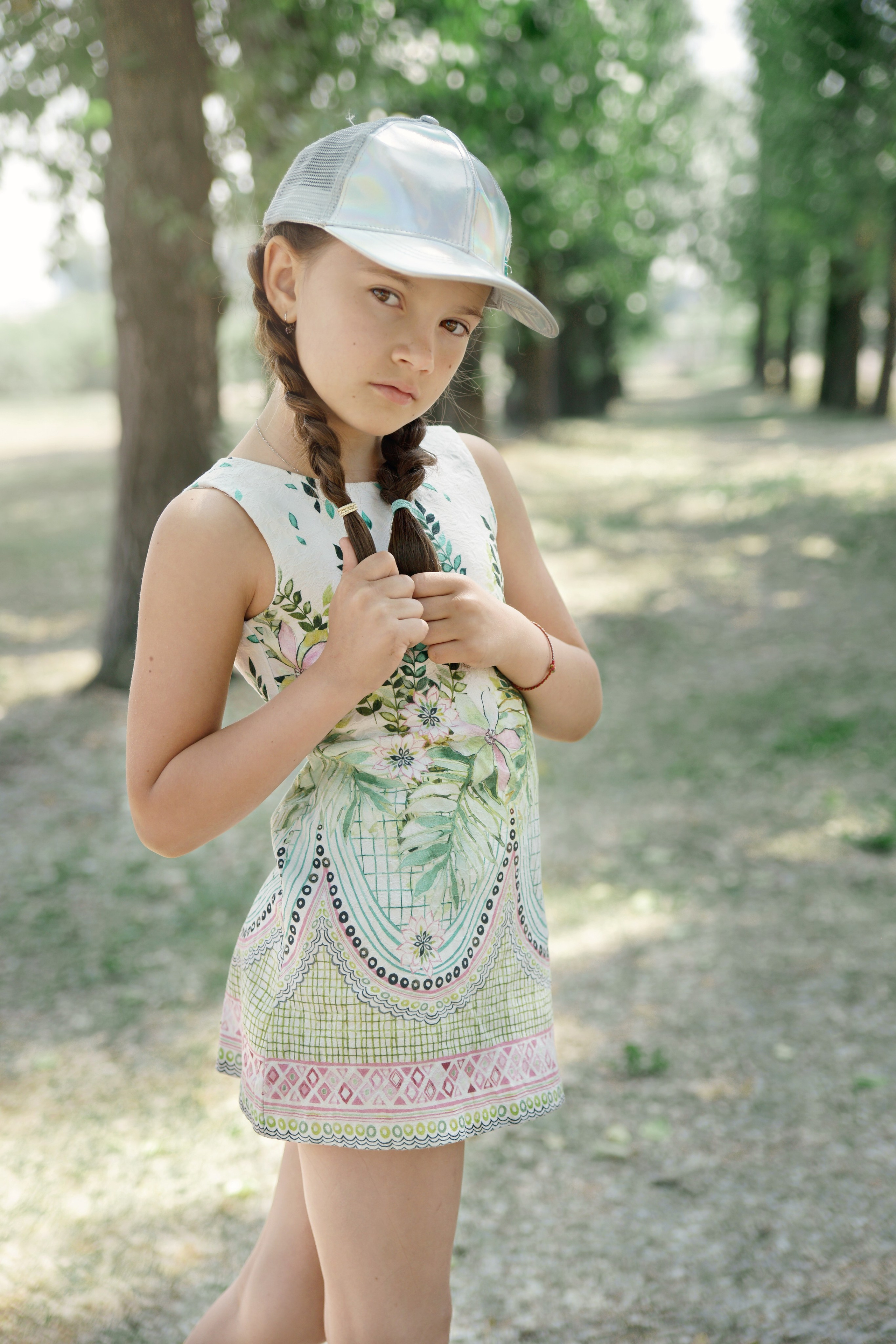 Детская фотосессия летом - девочка стоя в бейсболке
