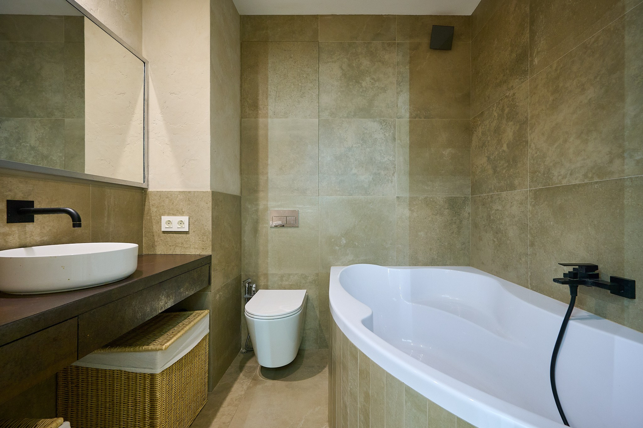 ванная комната с белой ванной бежевыми стенами белым туалетом 