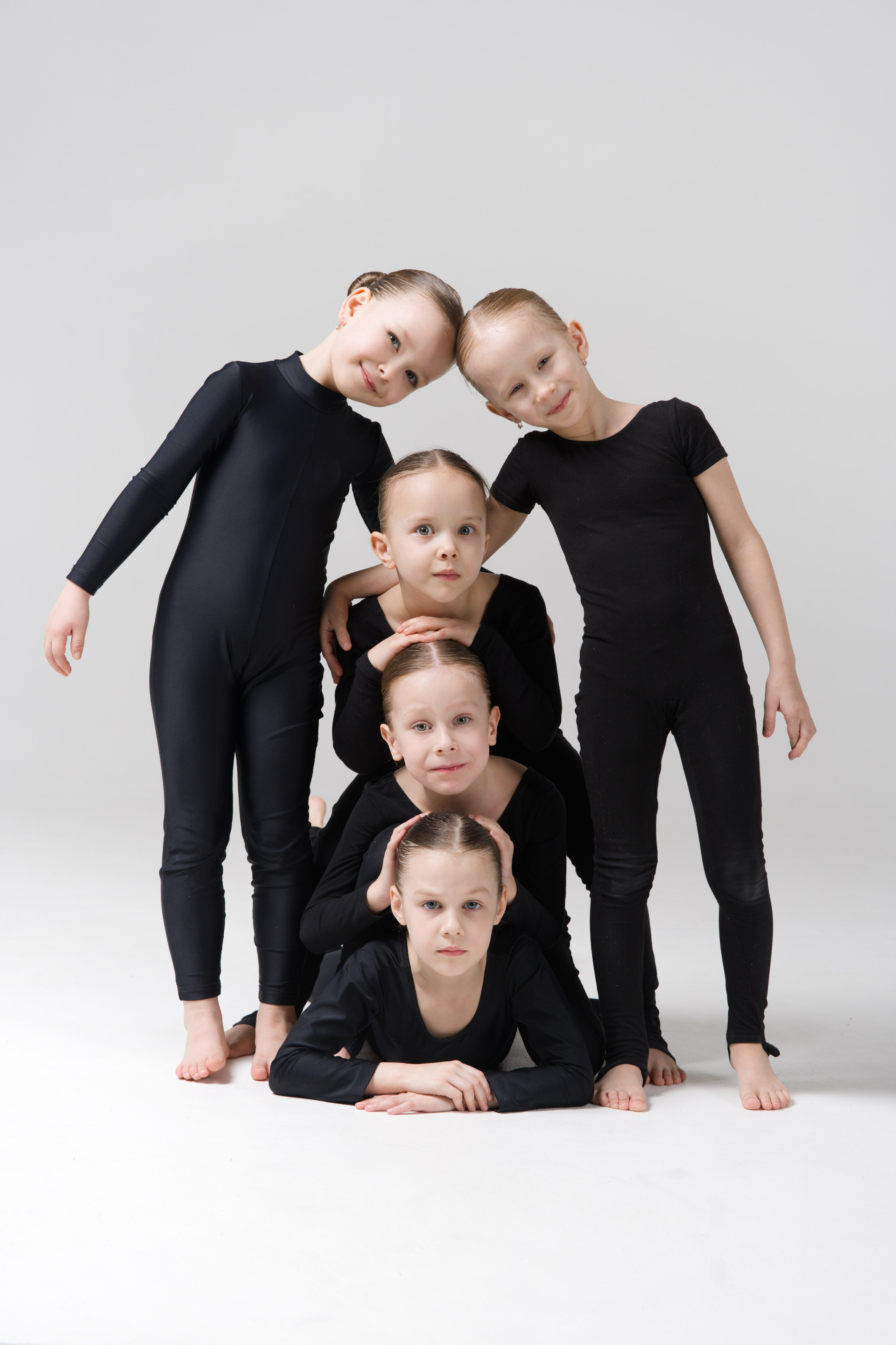 Оригинальное позирование детей-спортсменов, сплоченность и дружеская атмосфера в коллективе