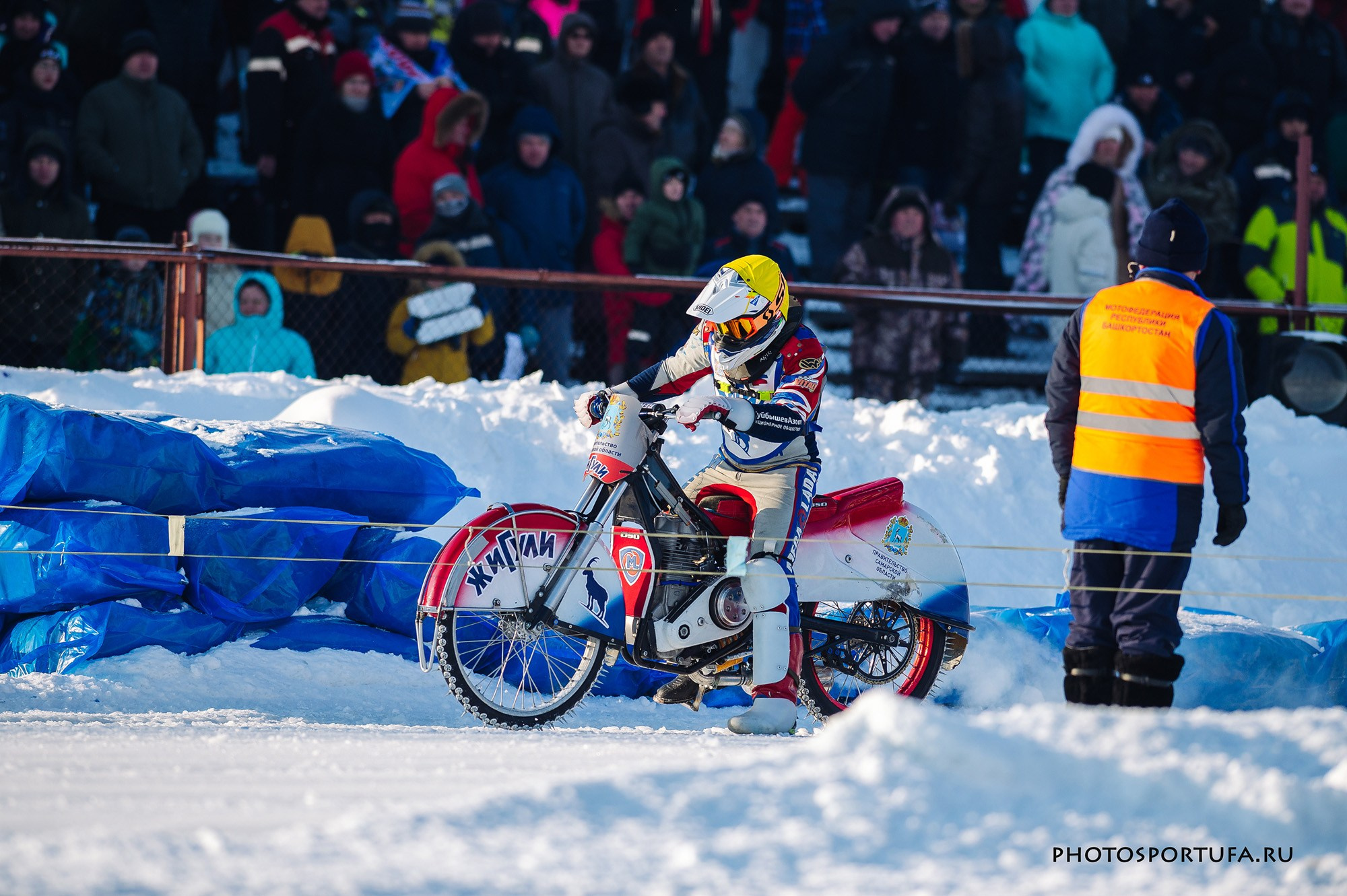 Мотогонку на льду. Спортивный фотограф в Уфе Евгений Буров