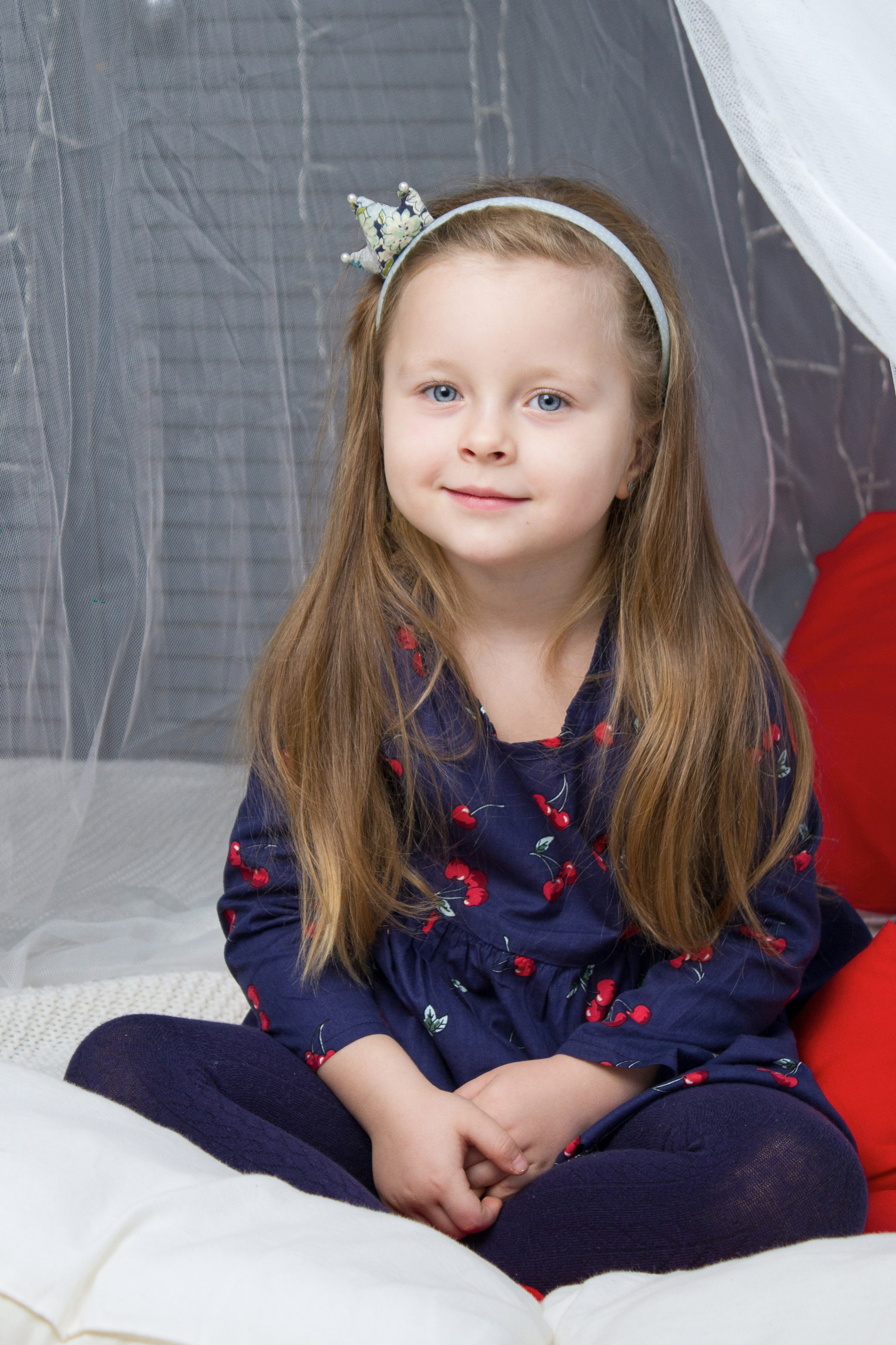 Фотосессия близняшек в студии. Школьные выпускные альбомы в Москве Марина Николаева